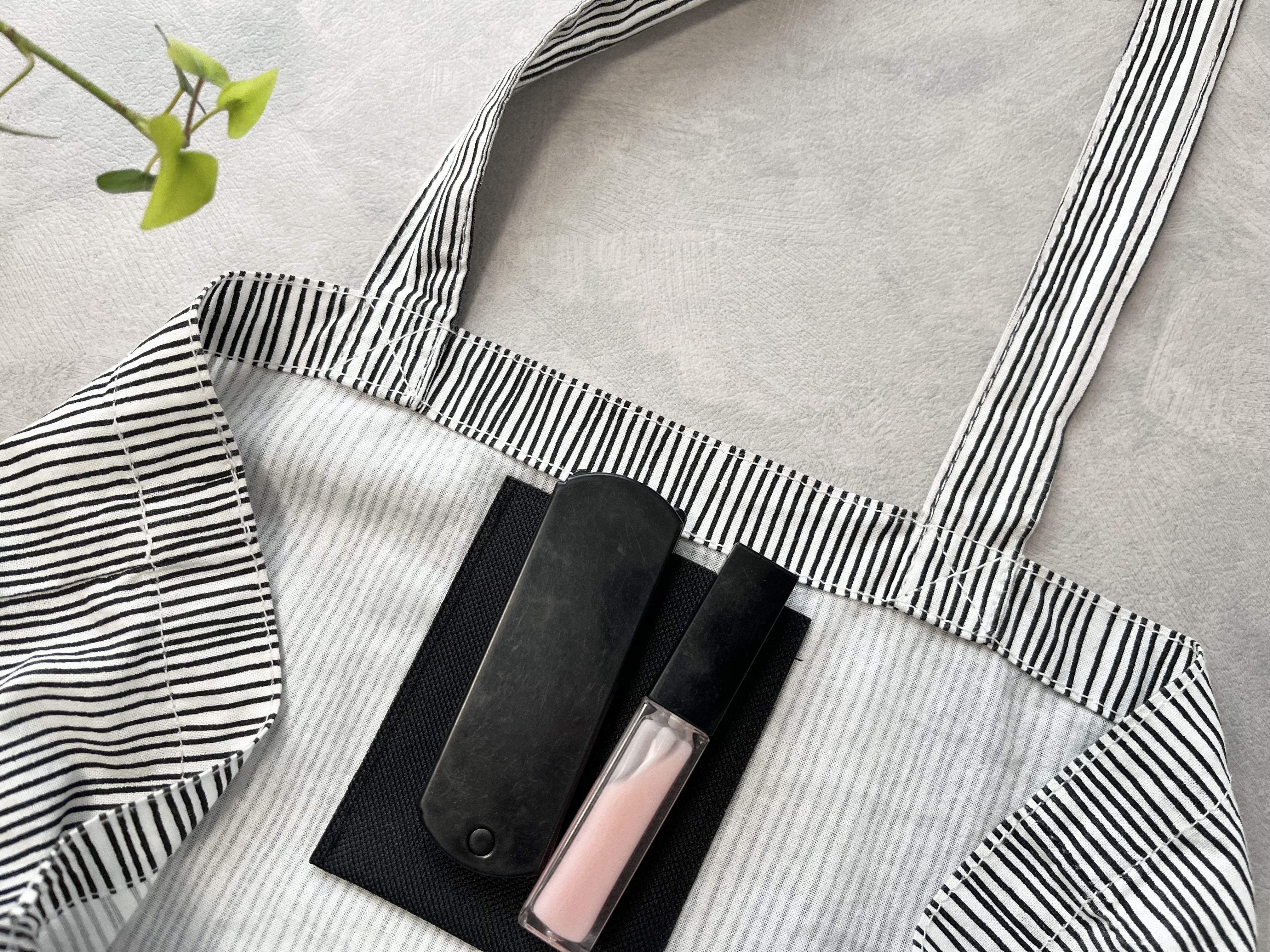 「貼るだけポケット」ミニサイズをバッグに貼った画像