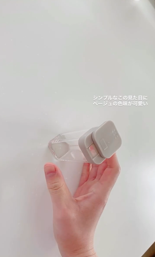 見た目スッキリ＆片手で使える！「スパイスボトル」