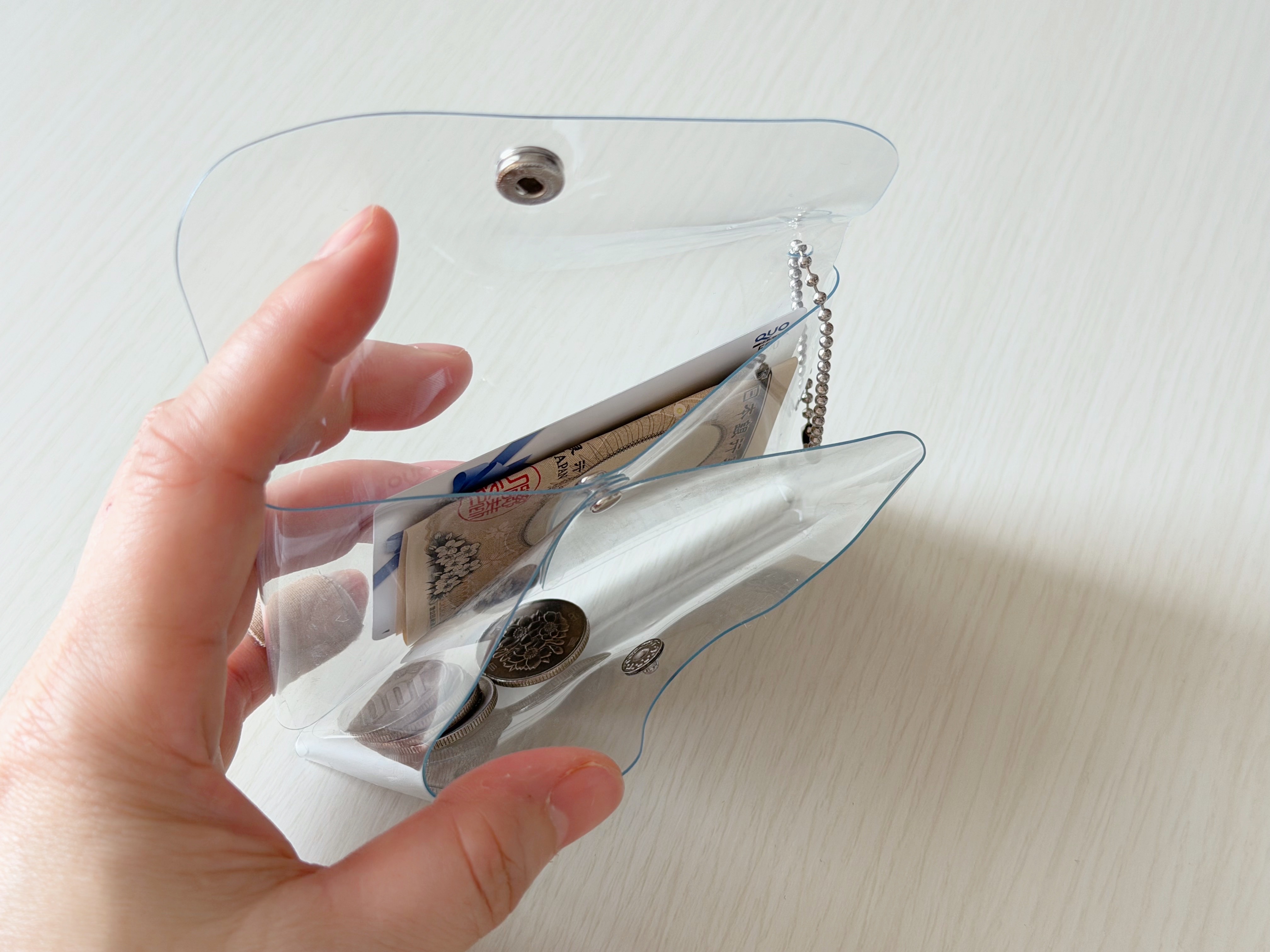 ダブルポケットで小物もごちゃつかない