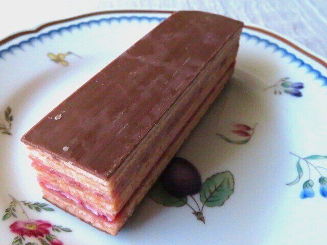 「世界のお菓子　フランボワーズのオペラケーキ」中身