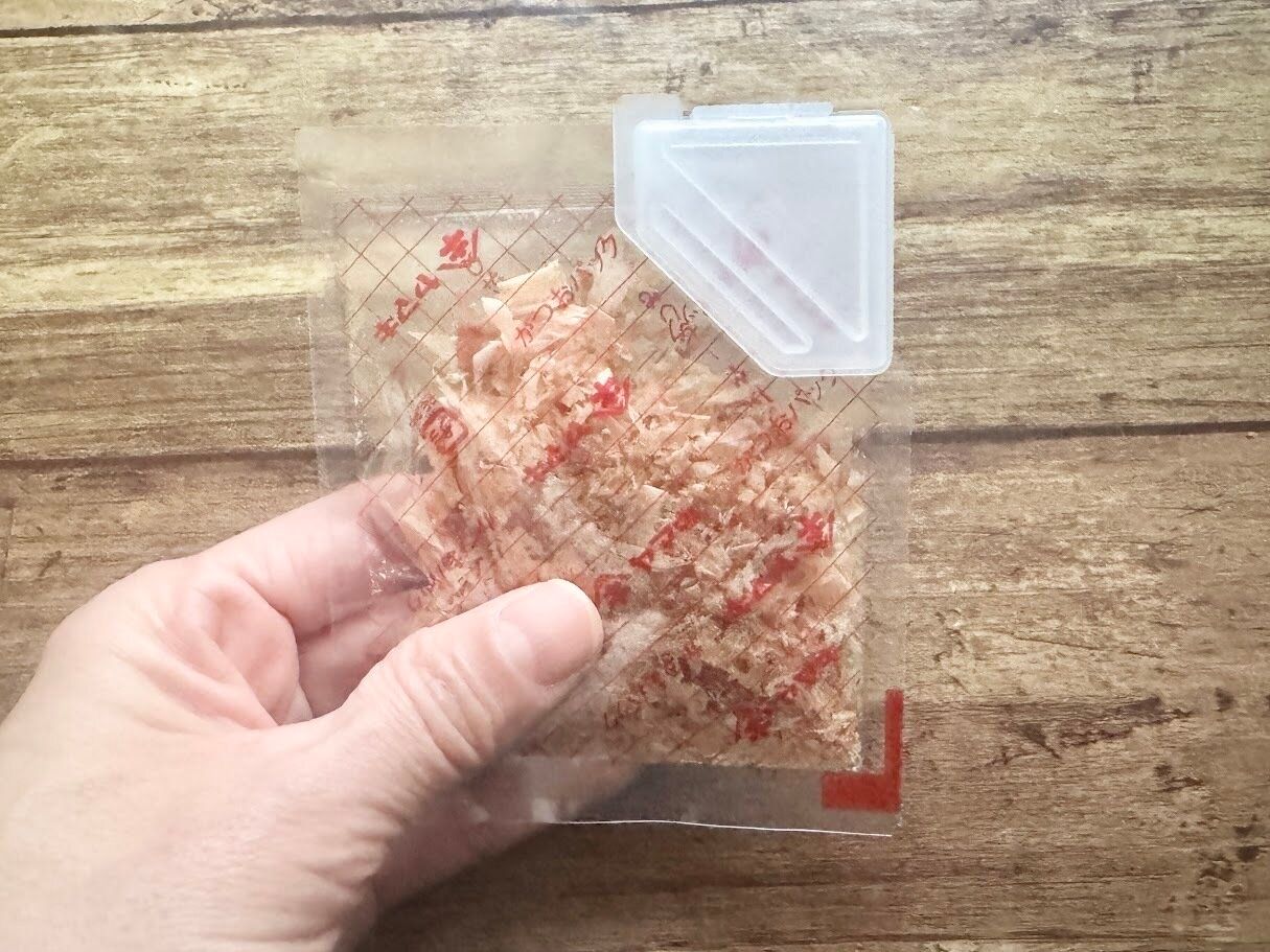 かつお節をサンプルコスメクリップで留めたところ