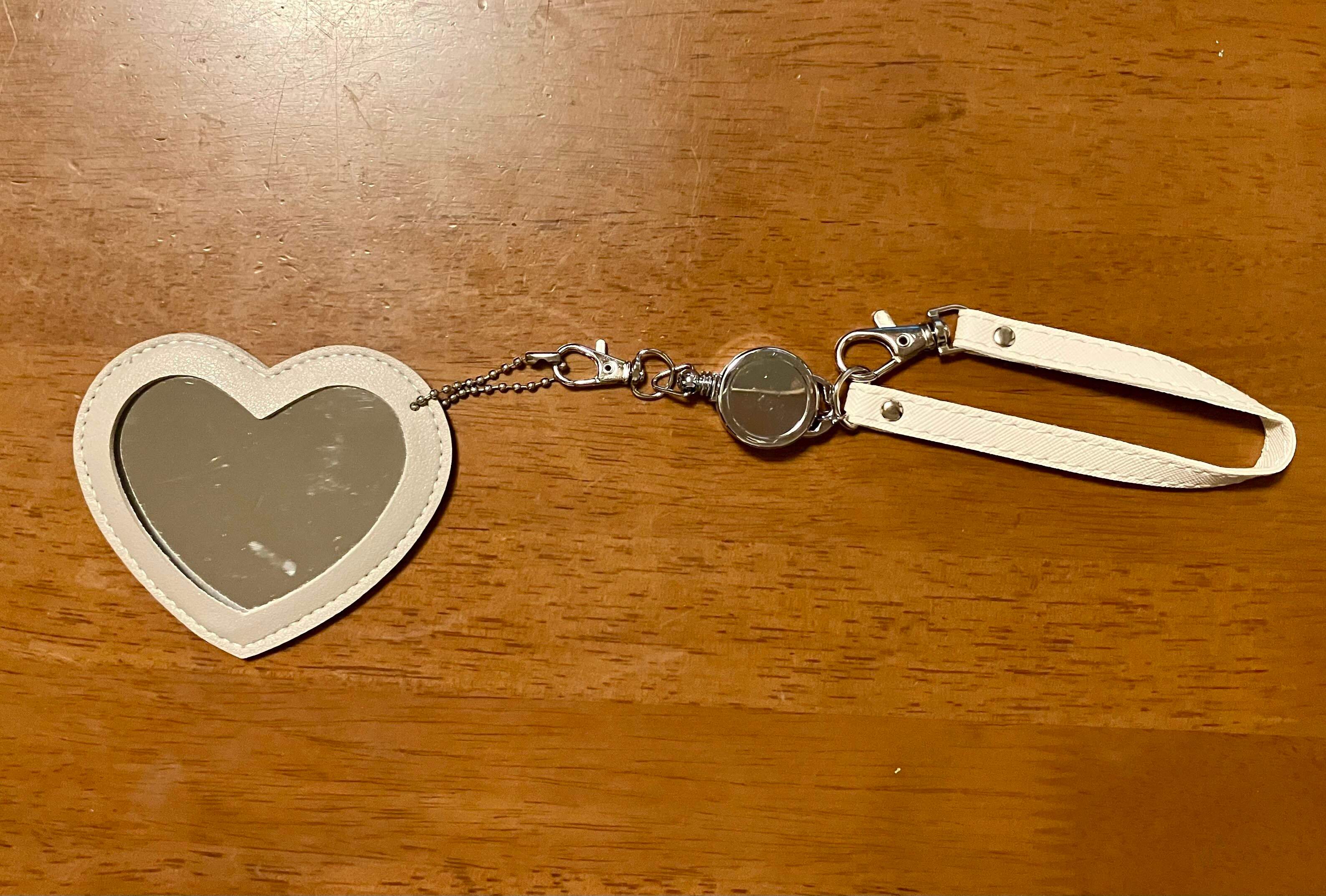 ミラーにリール付きストラップを装着