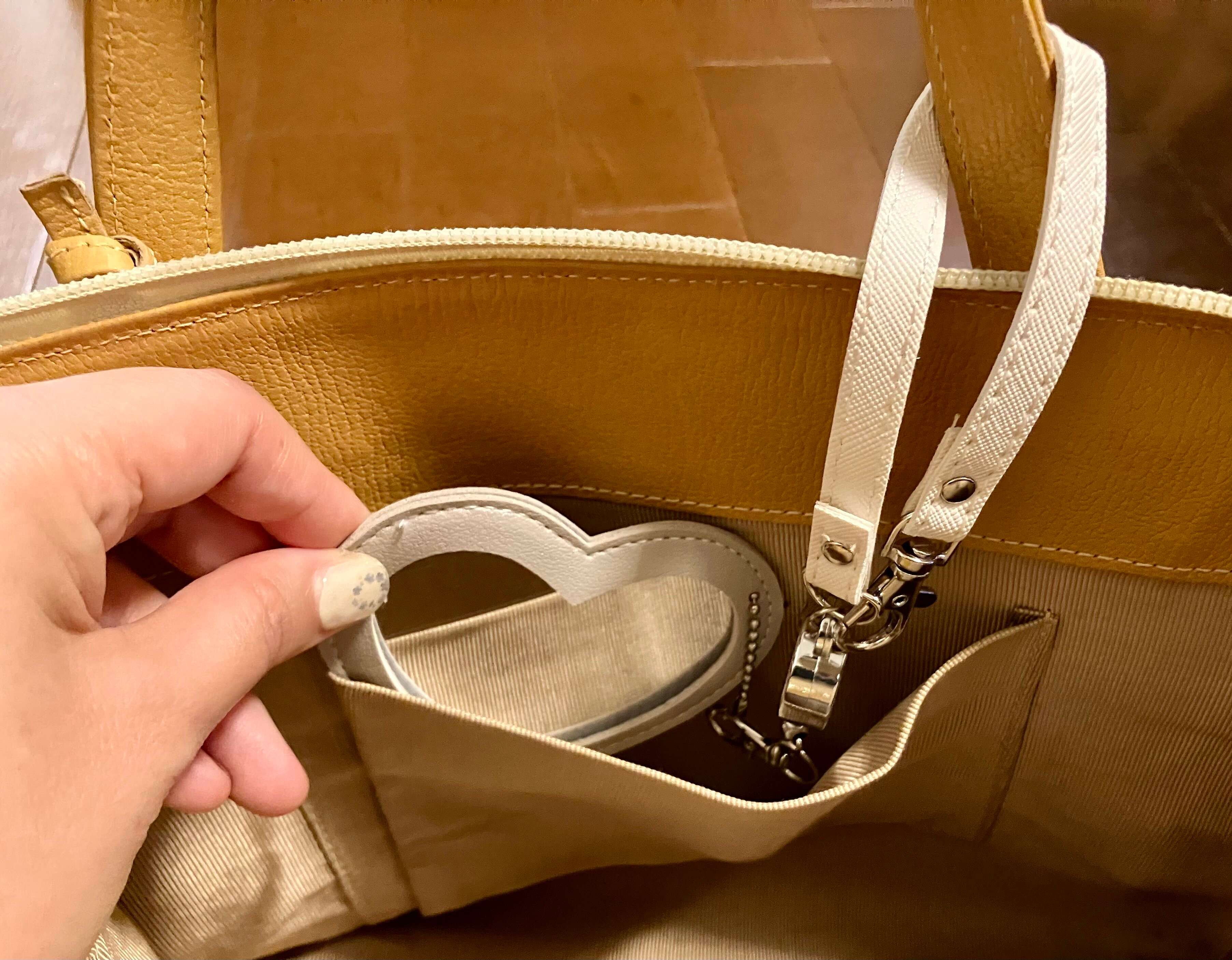 バッグの内ポケットに収納