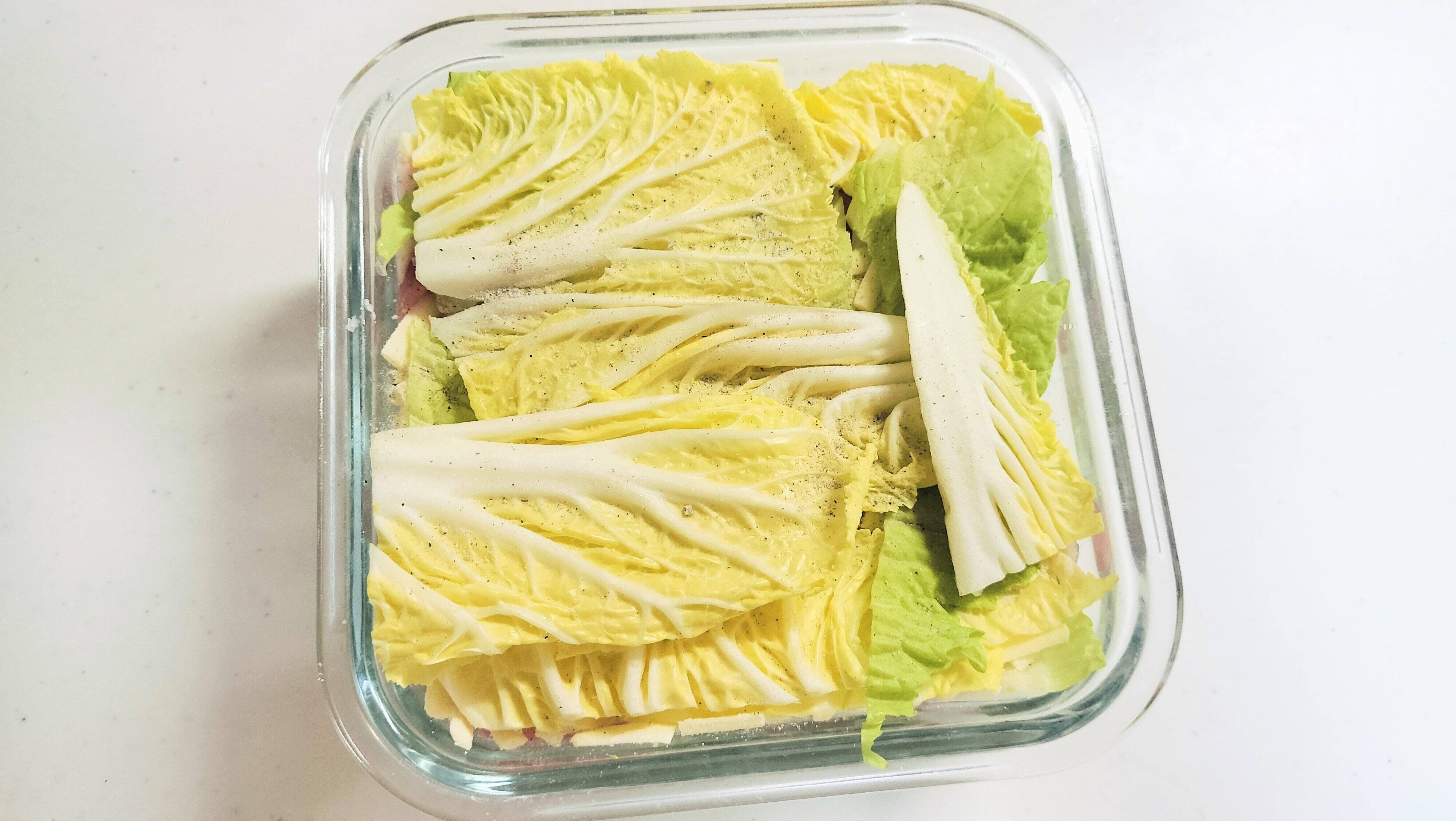 白菜と豚肉を重ねていく