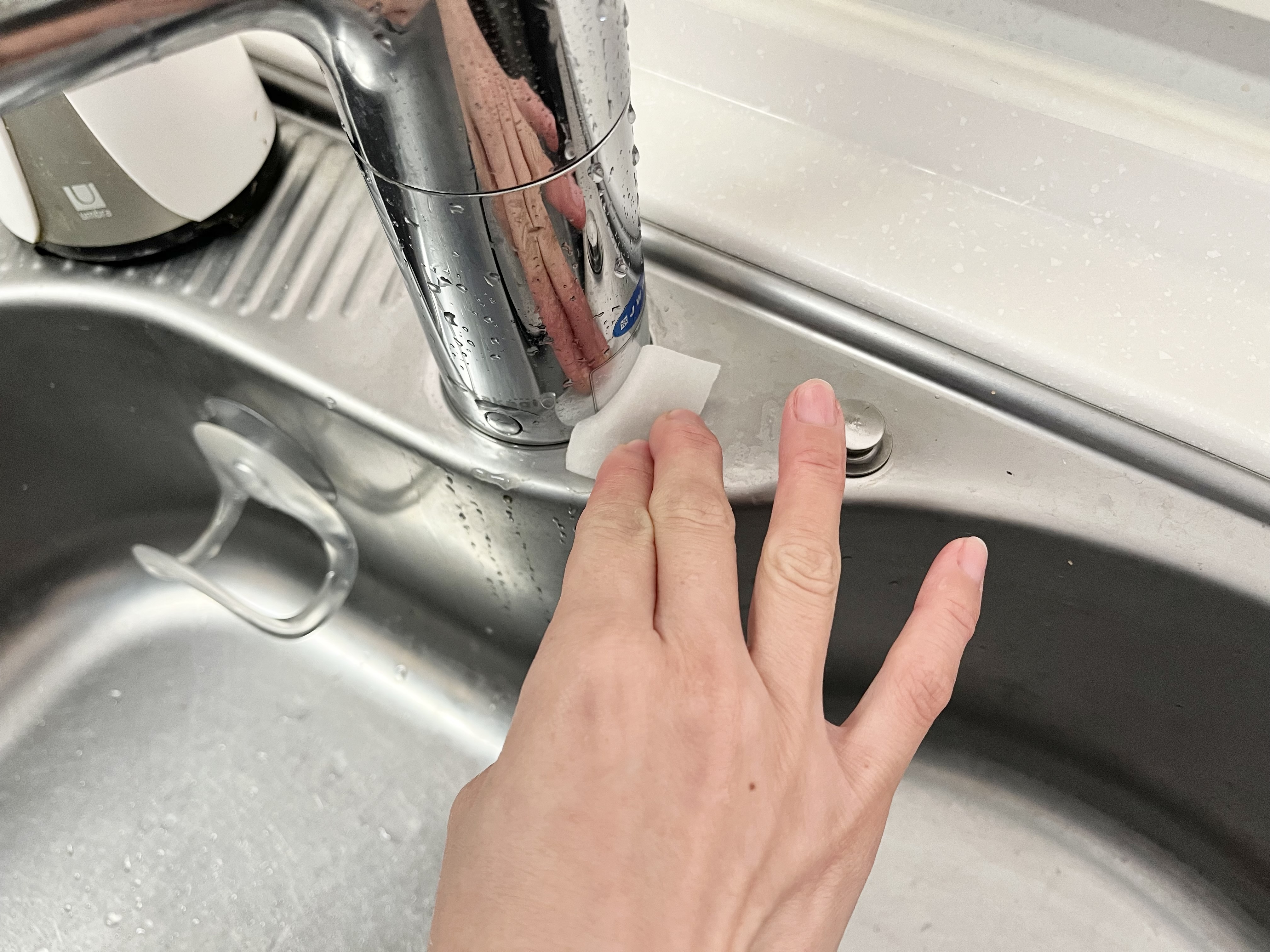 ダイソーの「ロールタイプメラミンスポンジ」で掃除をしている画像