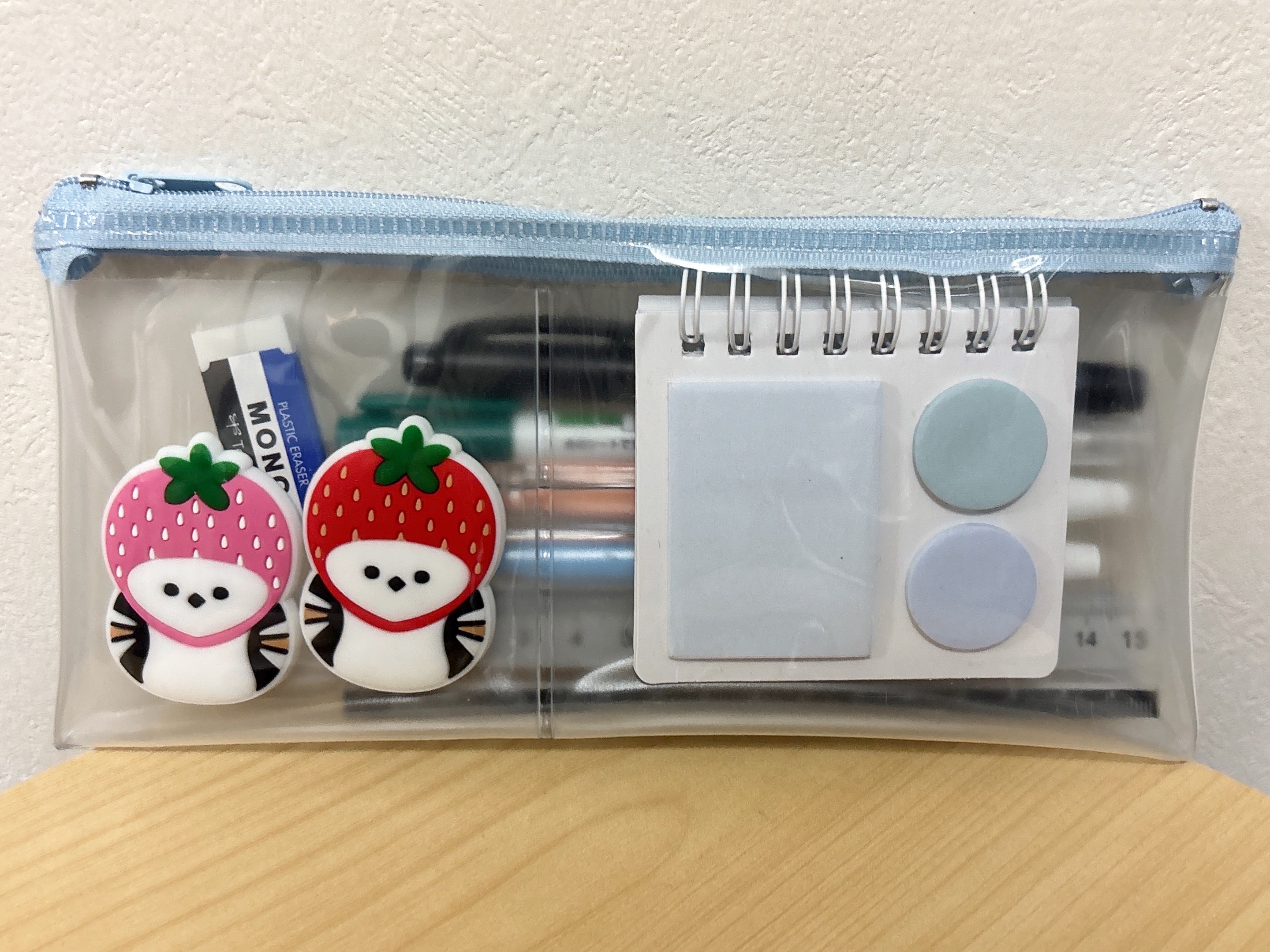 ポケット付きファイルに筆記用具とポケットには付箋を入れている様子