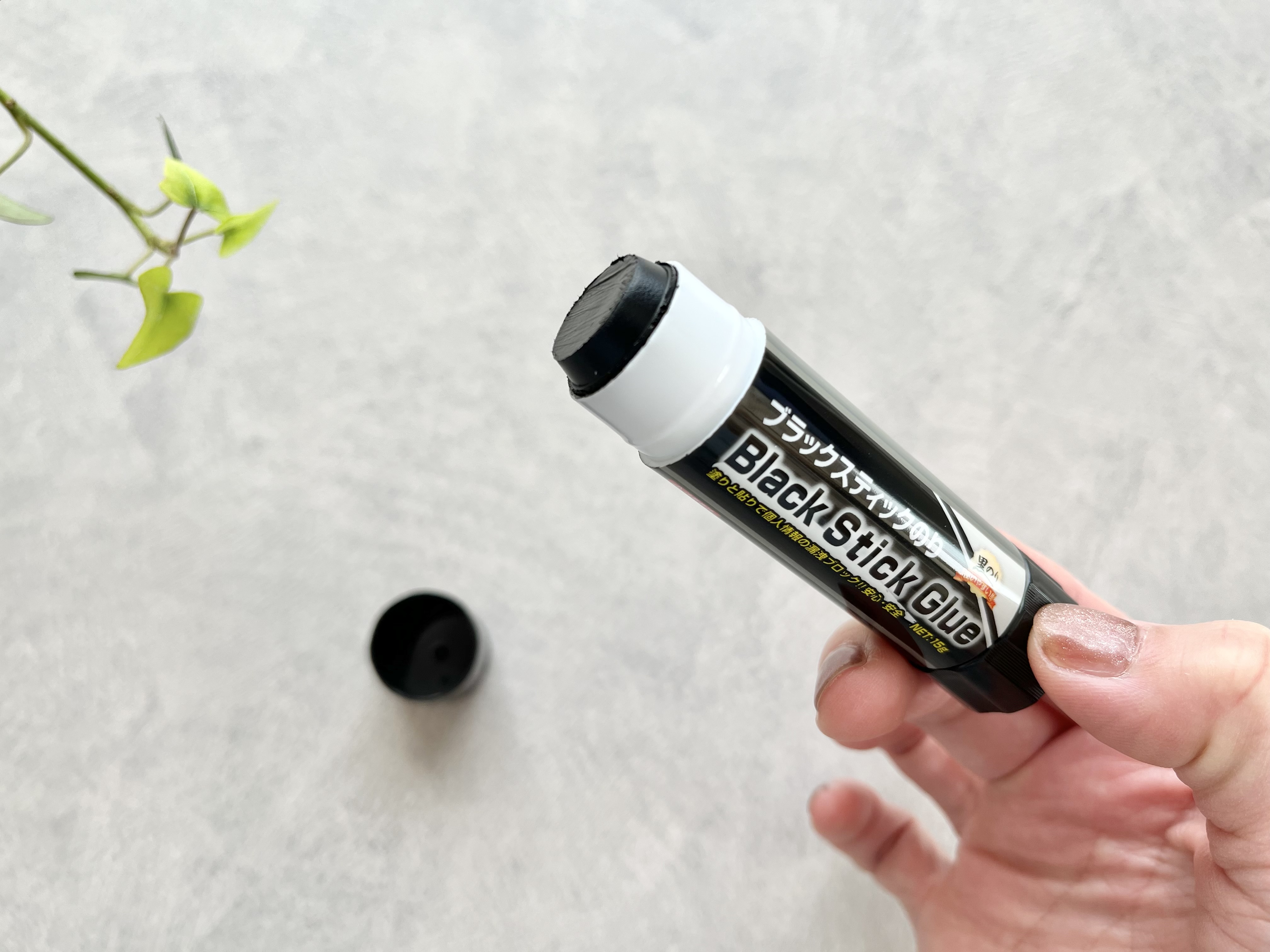 「ブラックスティックのり」の蓋を開けた画像