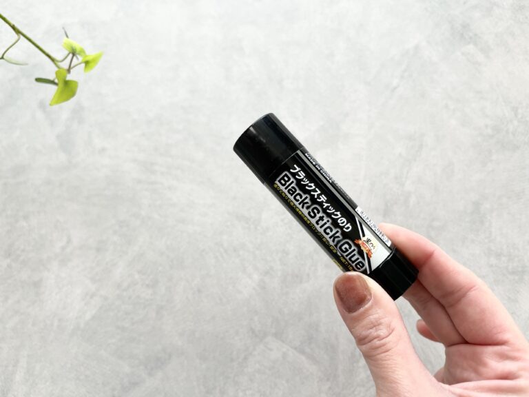 「なんでこんなに真っ黒なの!?」セリアで見つけた不思議なスティックのりは買わなきゃ損な便利グッズだった!