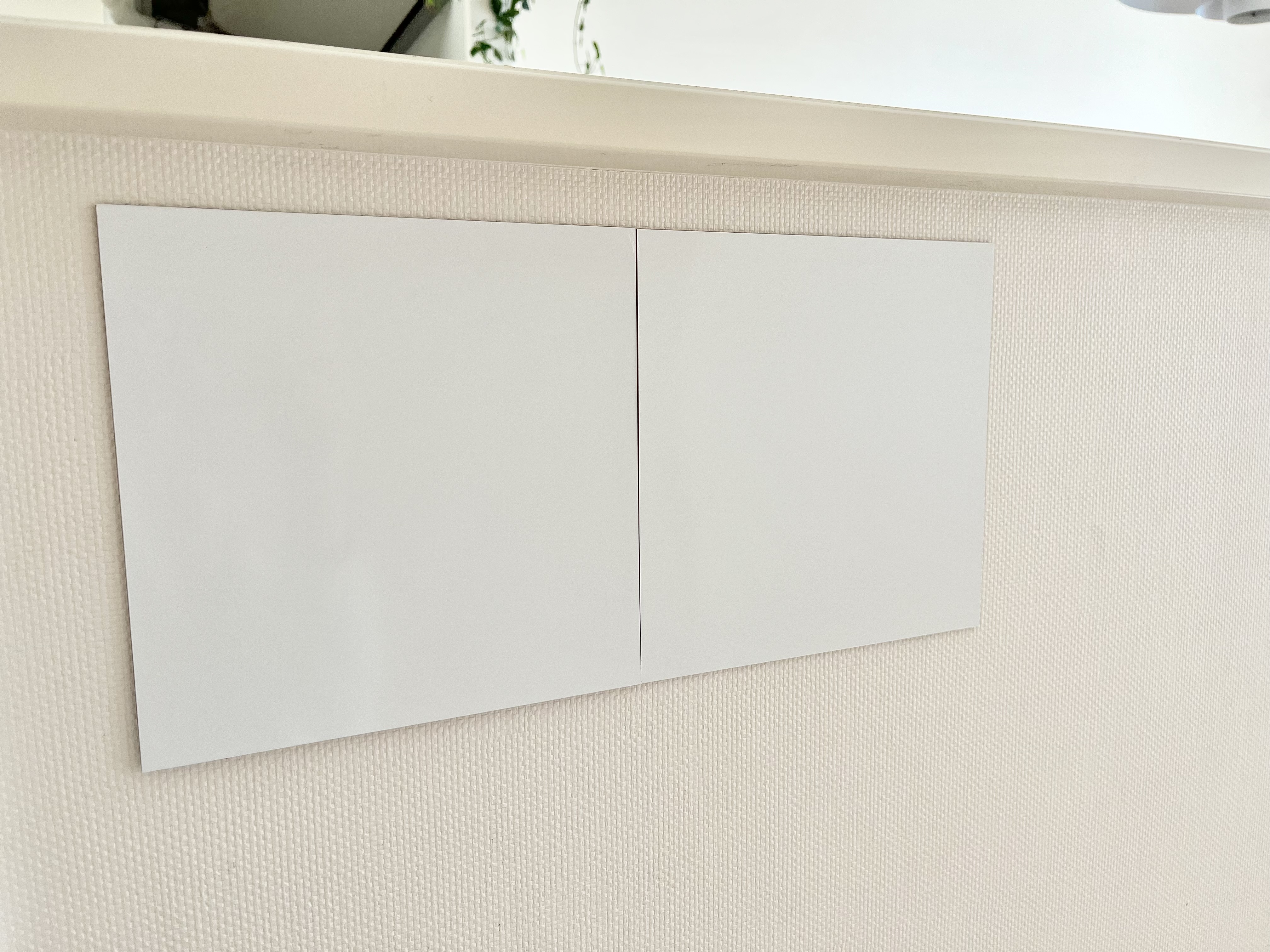 ダイソーの「磁石がくっつくスチールタイル(ホワイト)」の商品画像