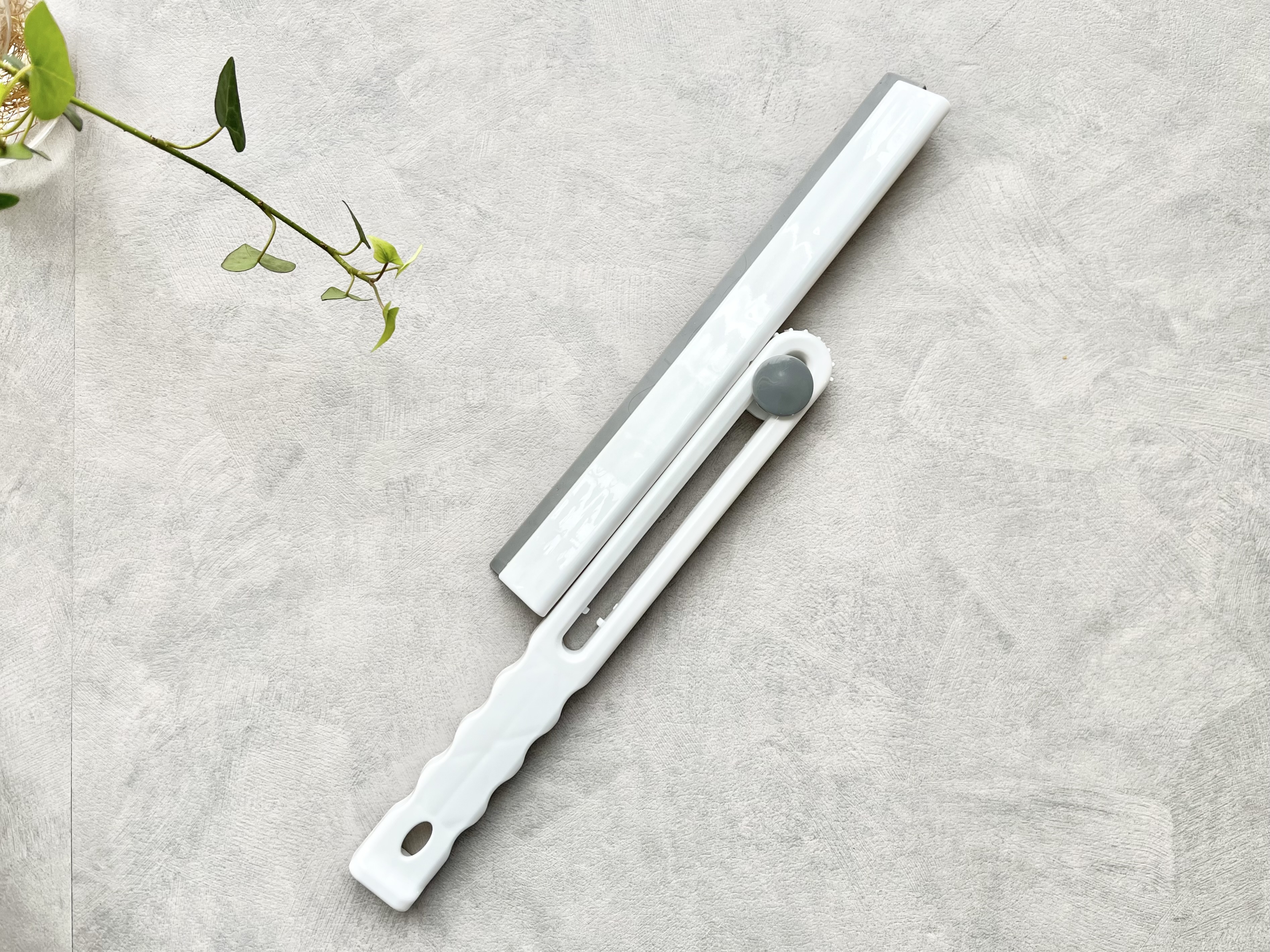 セリア「折りたためるガラスワイパー」を組み立てている画像