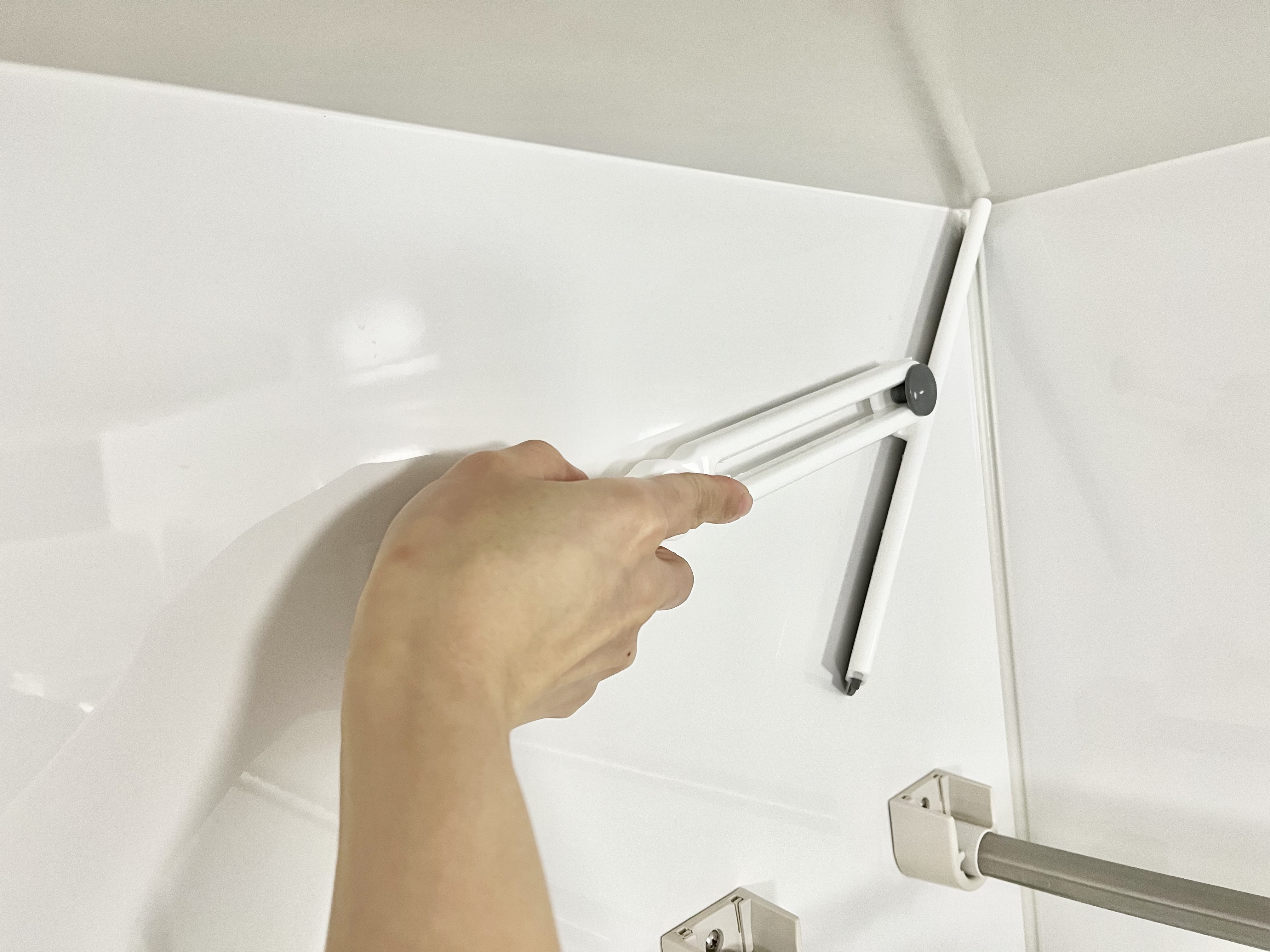 セリアの「折りたためるガラスワイパー」で掃除している画像