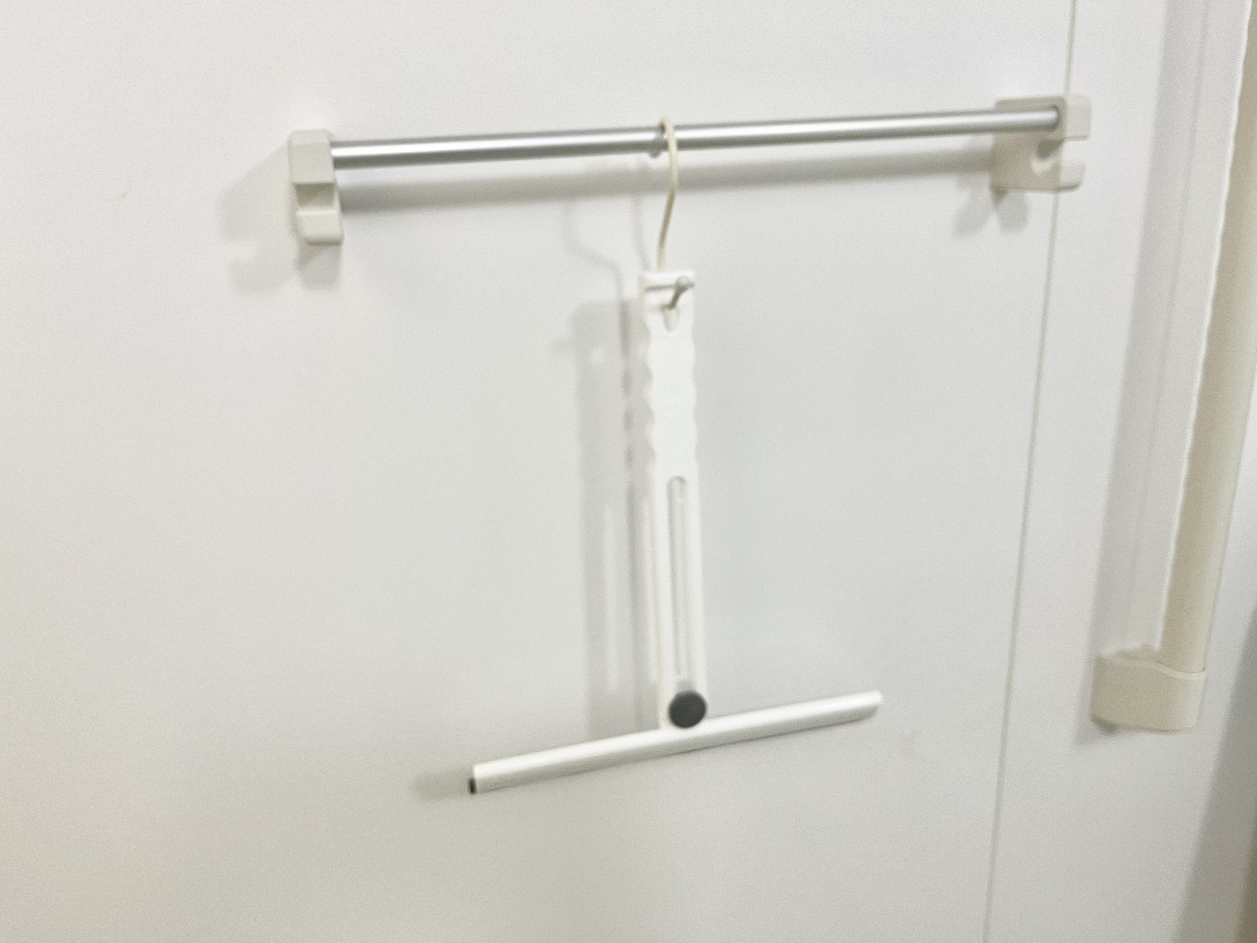 セリアの「折りたためるガラスワイパー」収納時の画像