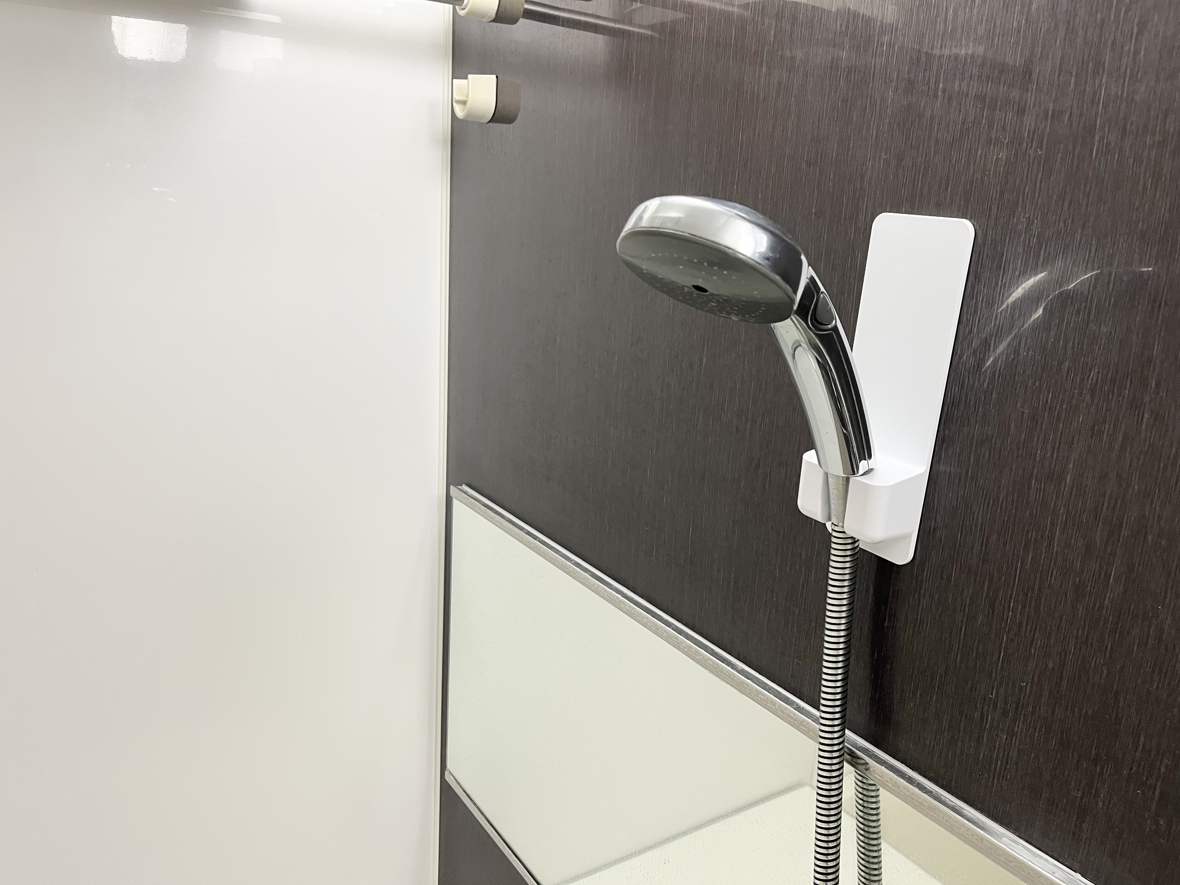 ダイソーの「シャワーホルダー」を実際に設置した画像