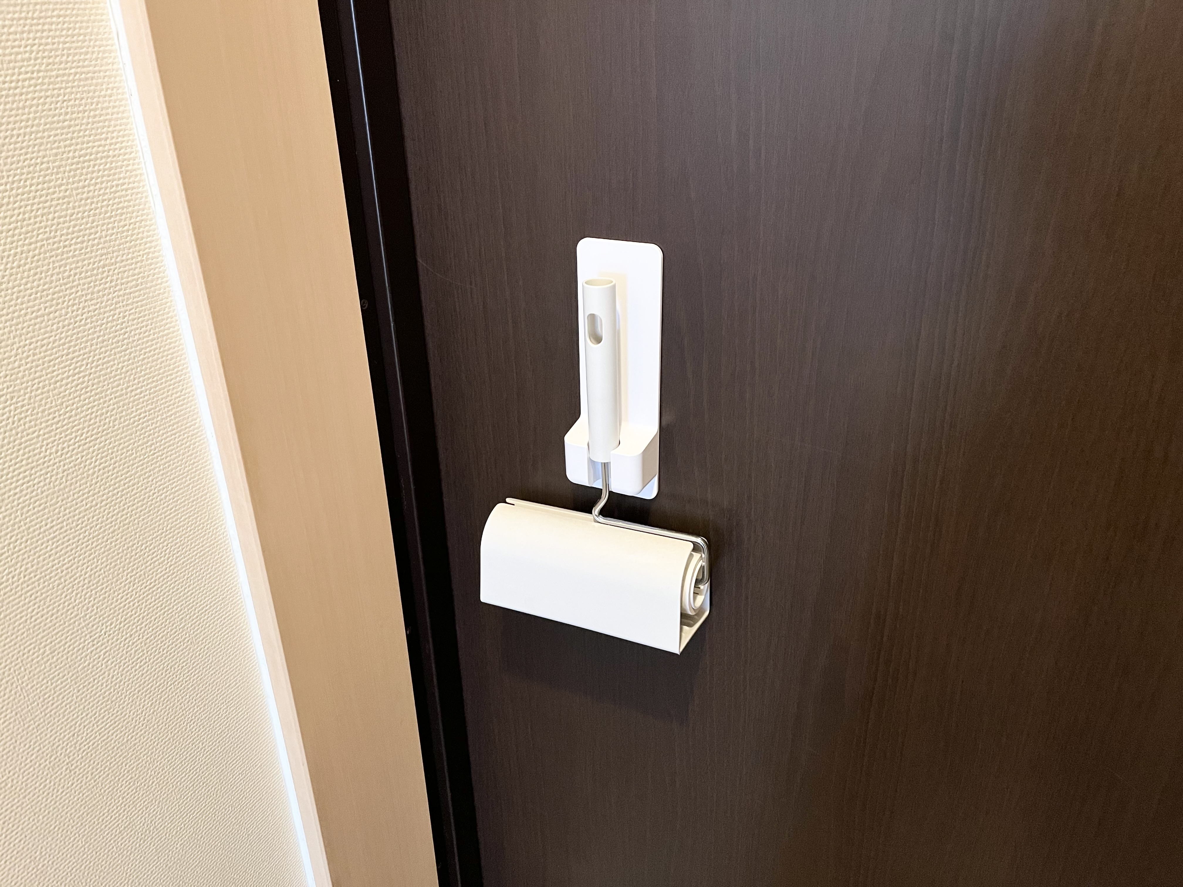 ダイソーの「シャワーホルダー」に掃除グッズを収納した画像