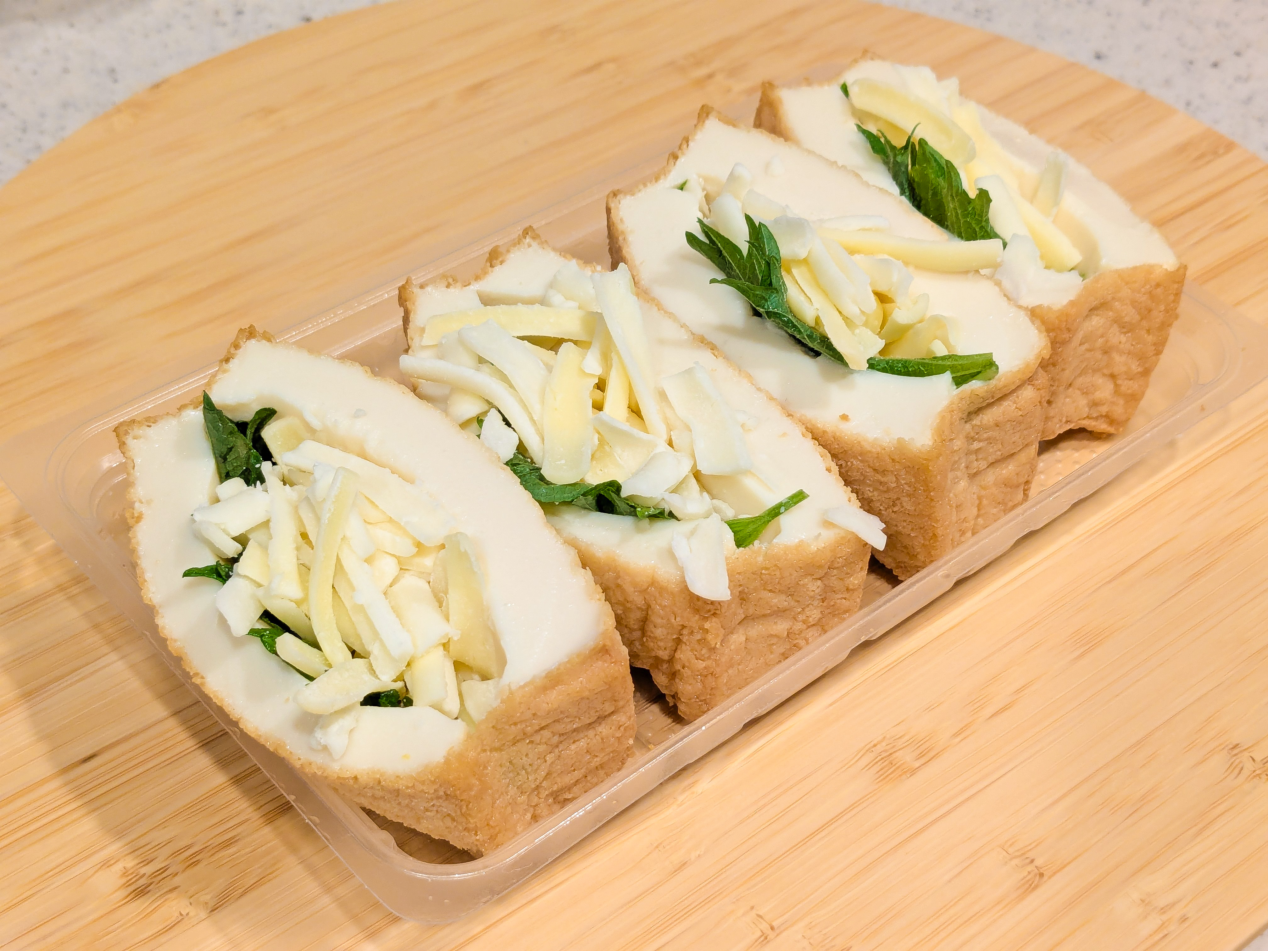 絹揚げに大葉・チーズをサンドしたものが4つ並んでいる