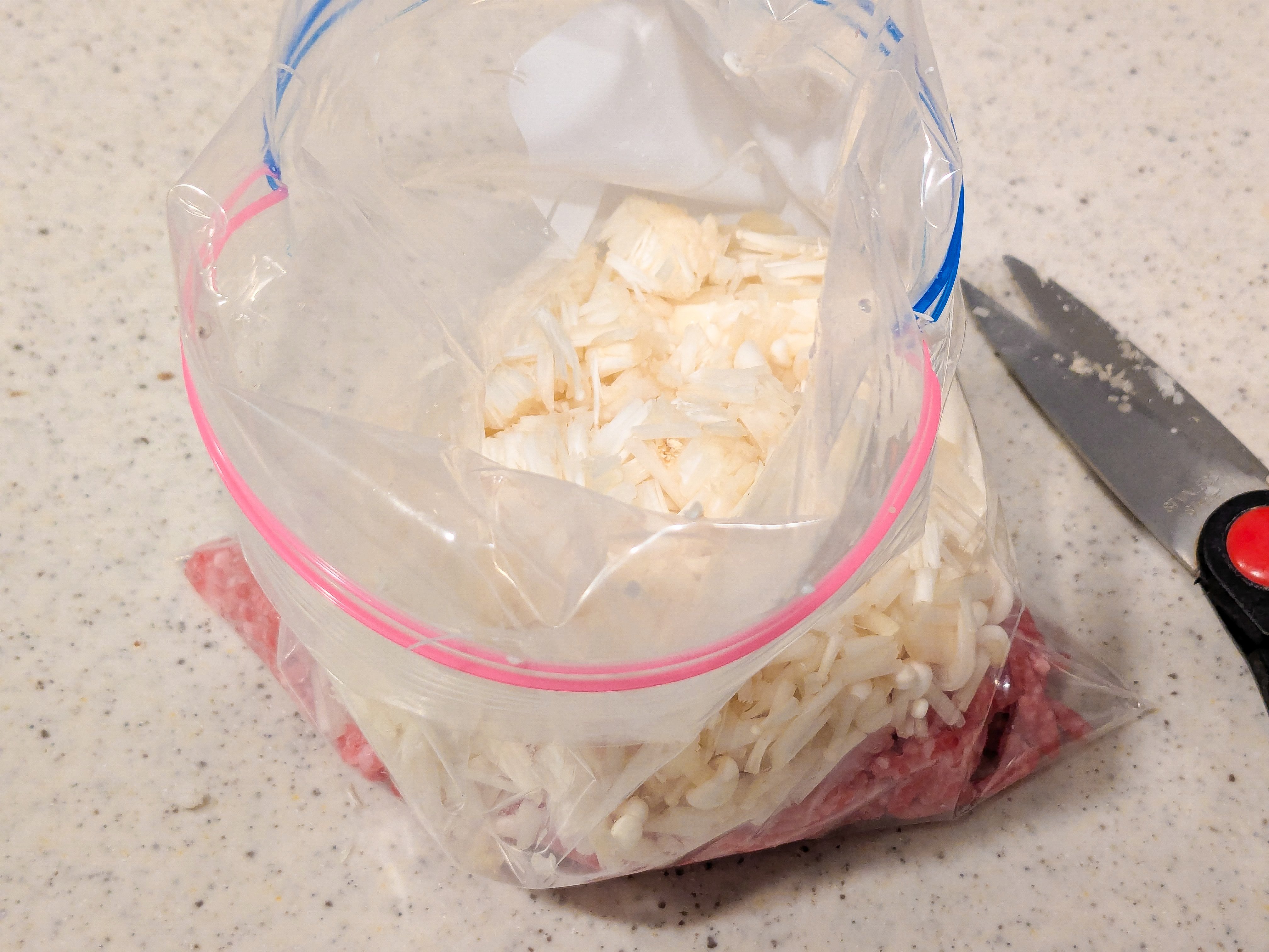 保存袋に豆腐ハンバーグの材料が入っている