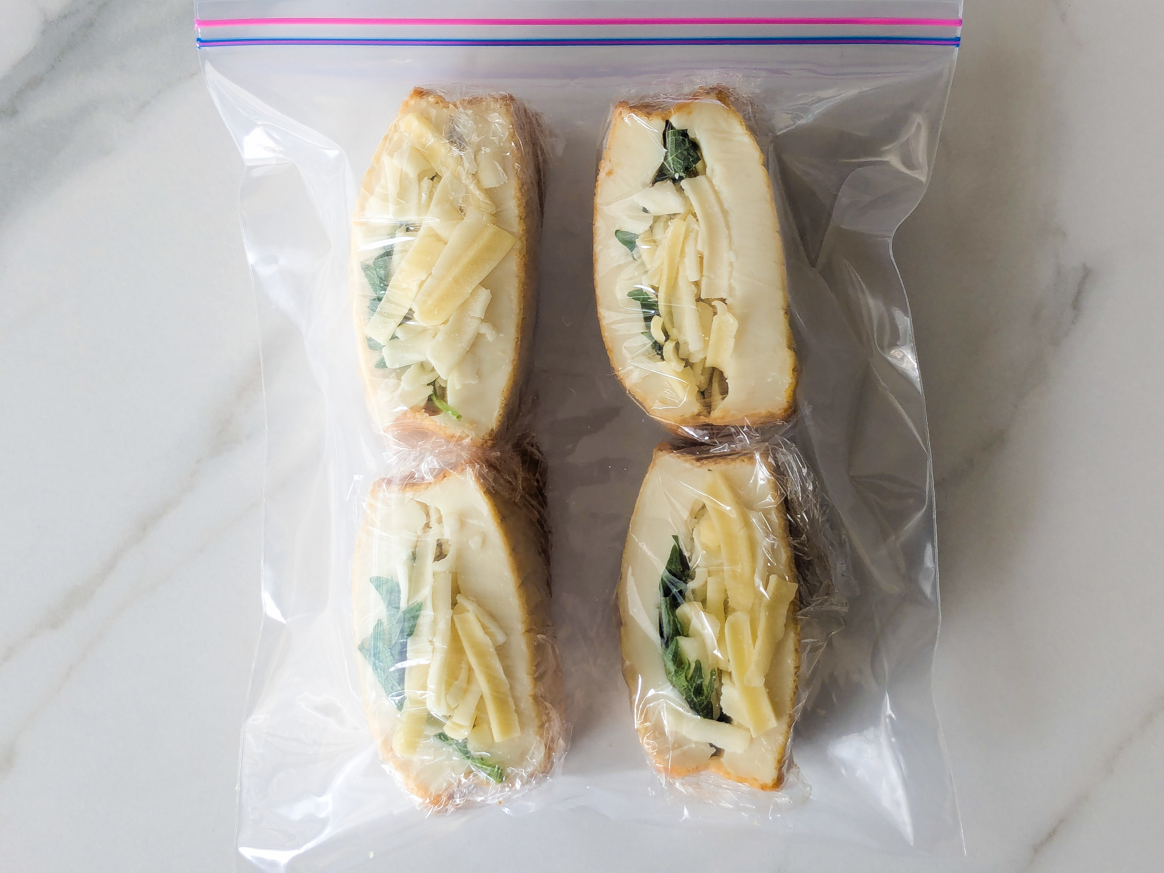 絹揚げに大葉・チーズをサンドして冷凍用保存袋に入っている