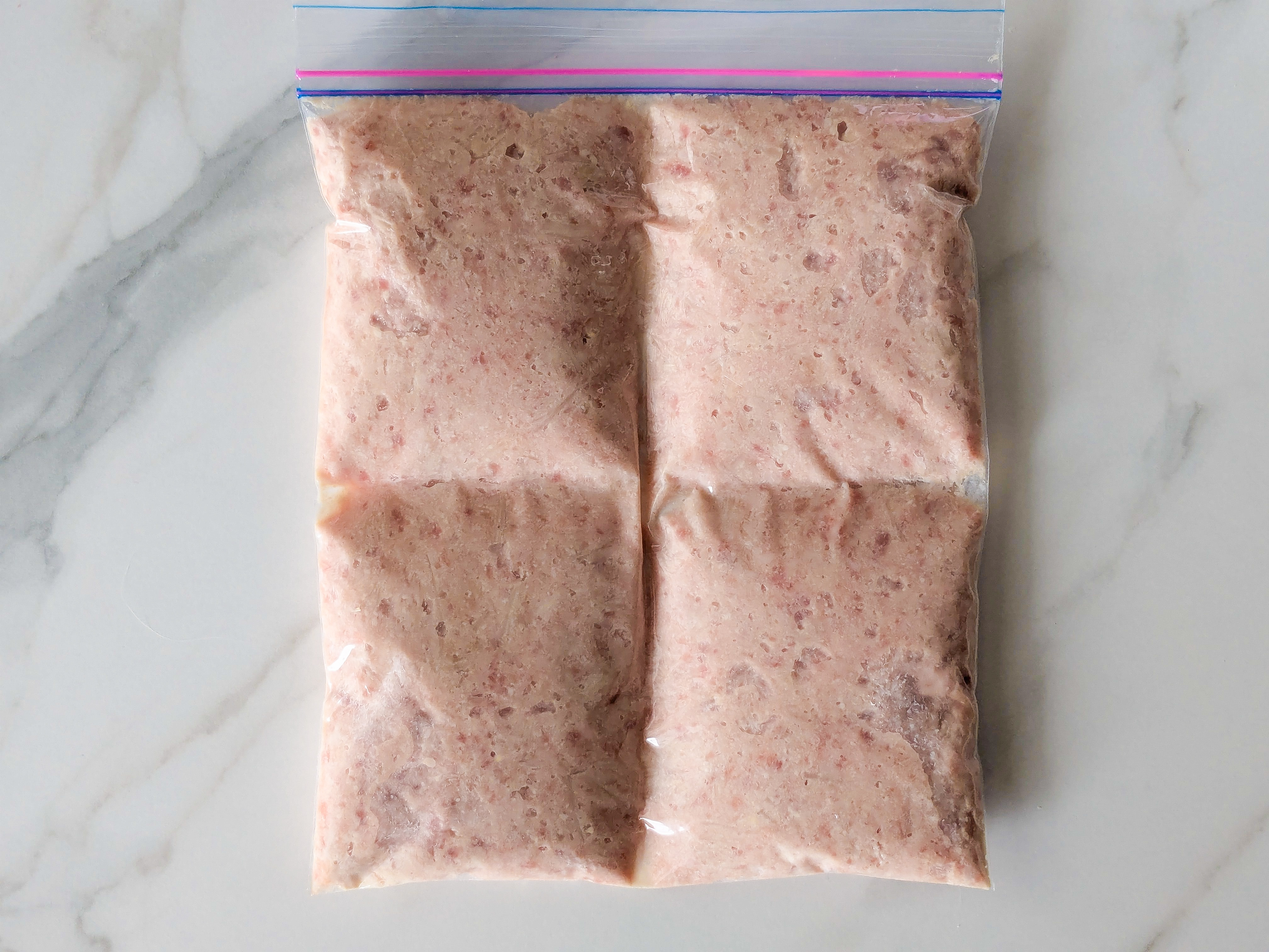 ハンバーグのタネが冷凍用保存袋に入っている