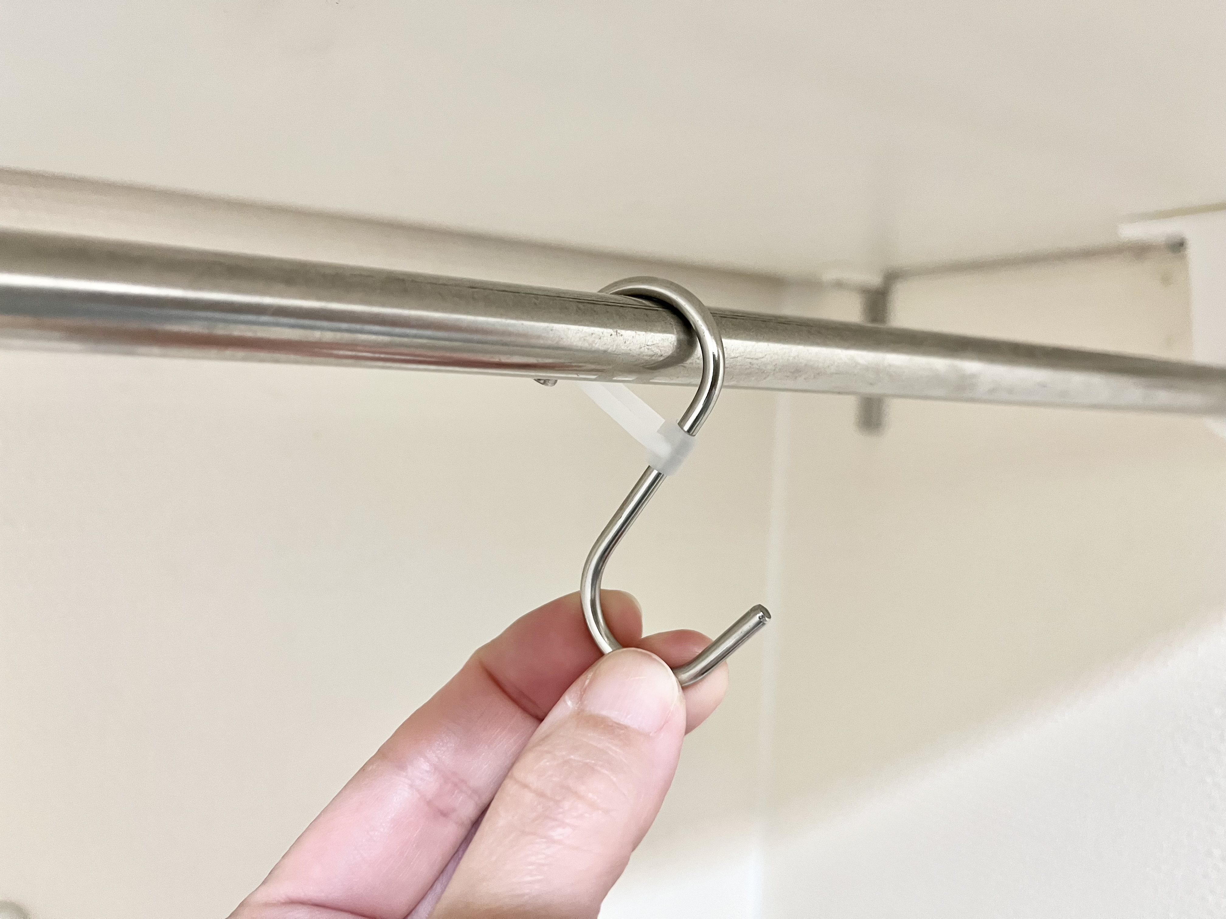 セリアの「シリコーンストッパー付きステンレスS字フック 小」の使用画像
