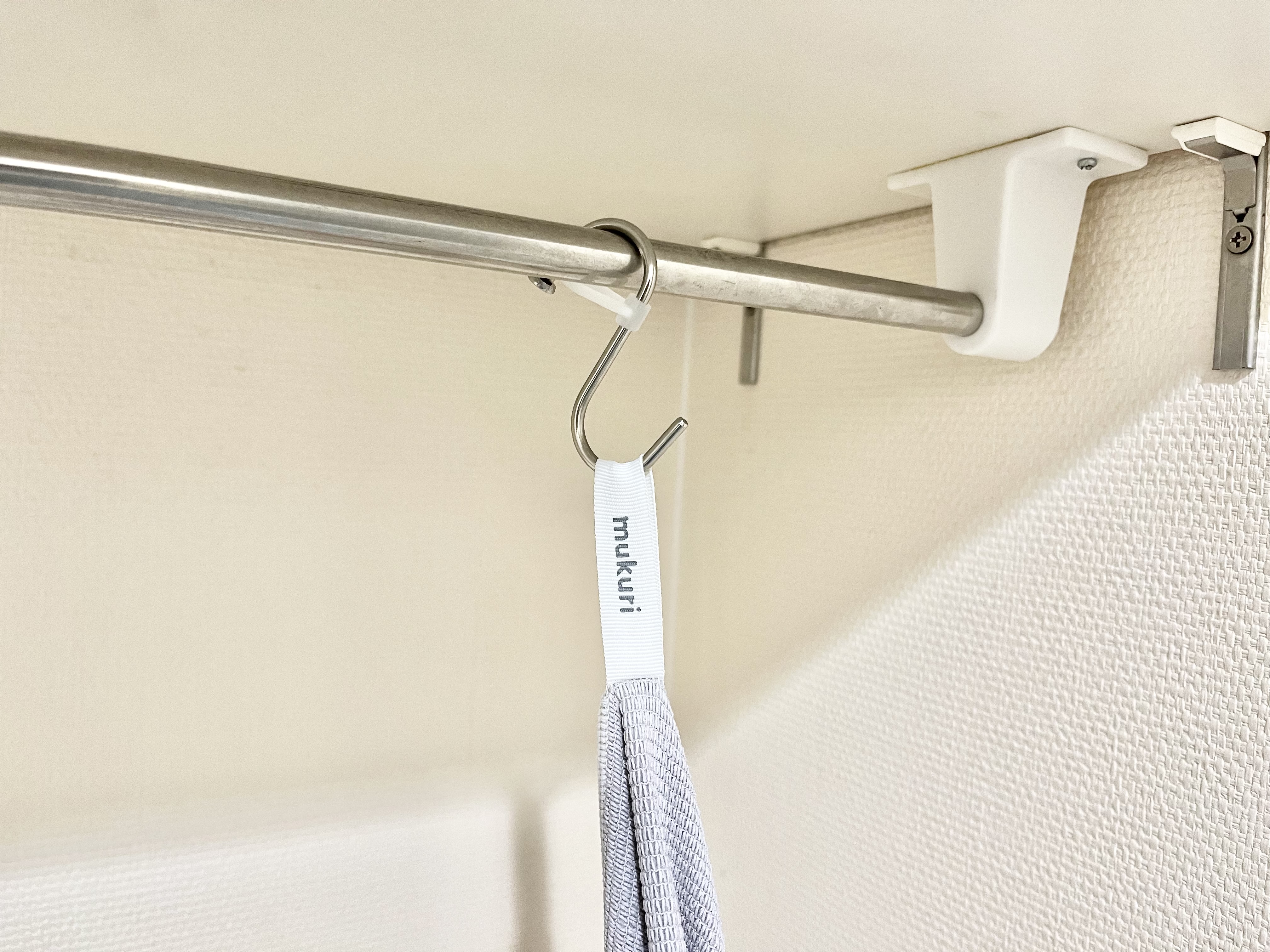 セリア「シリコーンストッパー付きステンレスS字フック 小」の使用画像