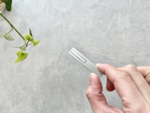 「箸置きみたいなのに超優秀！」「見つけたらすぐ買って！」ダイソーの極小モバイルグッズが便利すぎて手放せない！