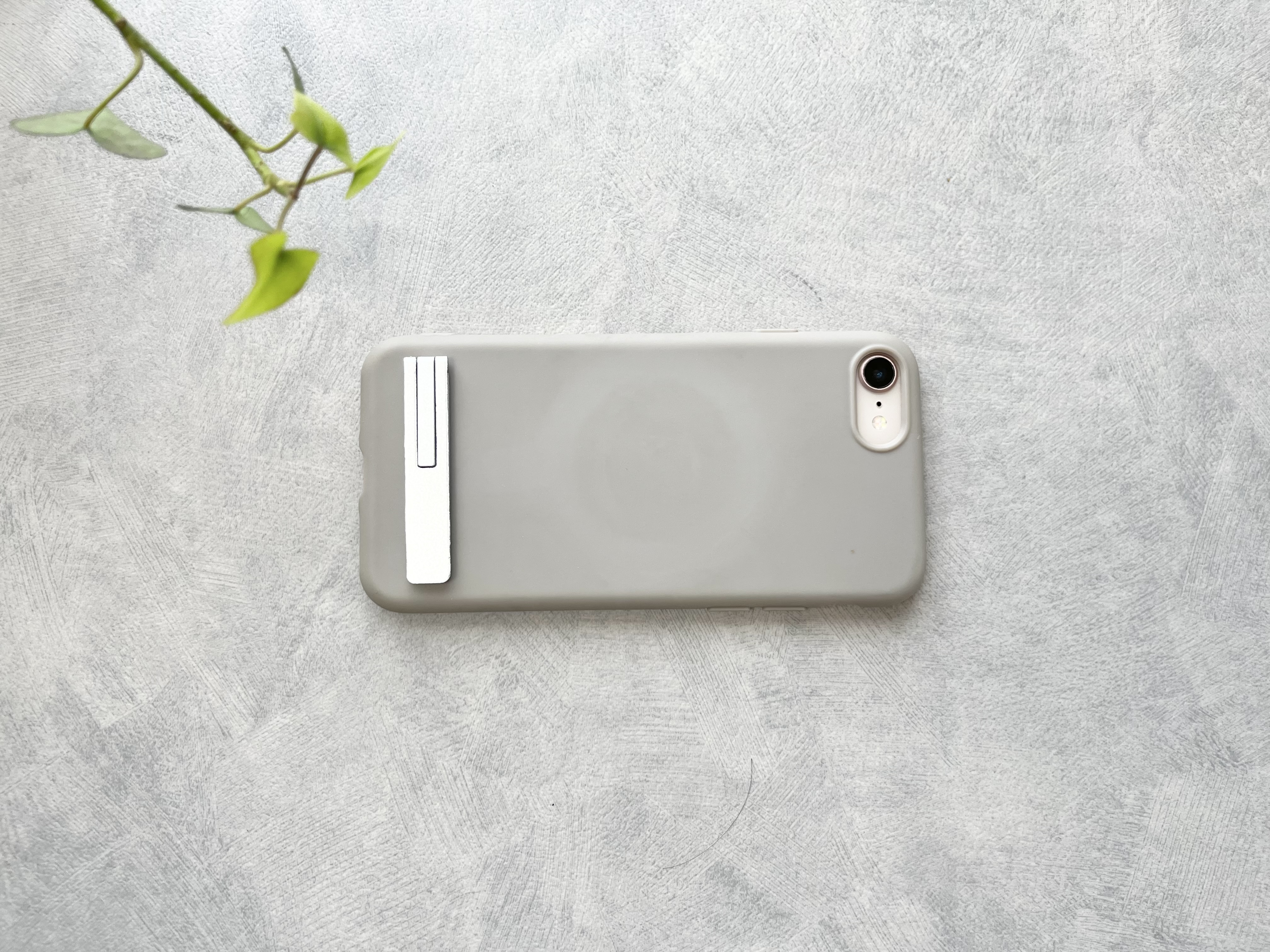 ダイソーの「スマホスタンド(スリム)」の使用画像