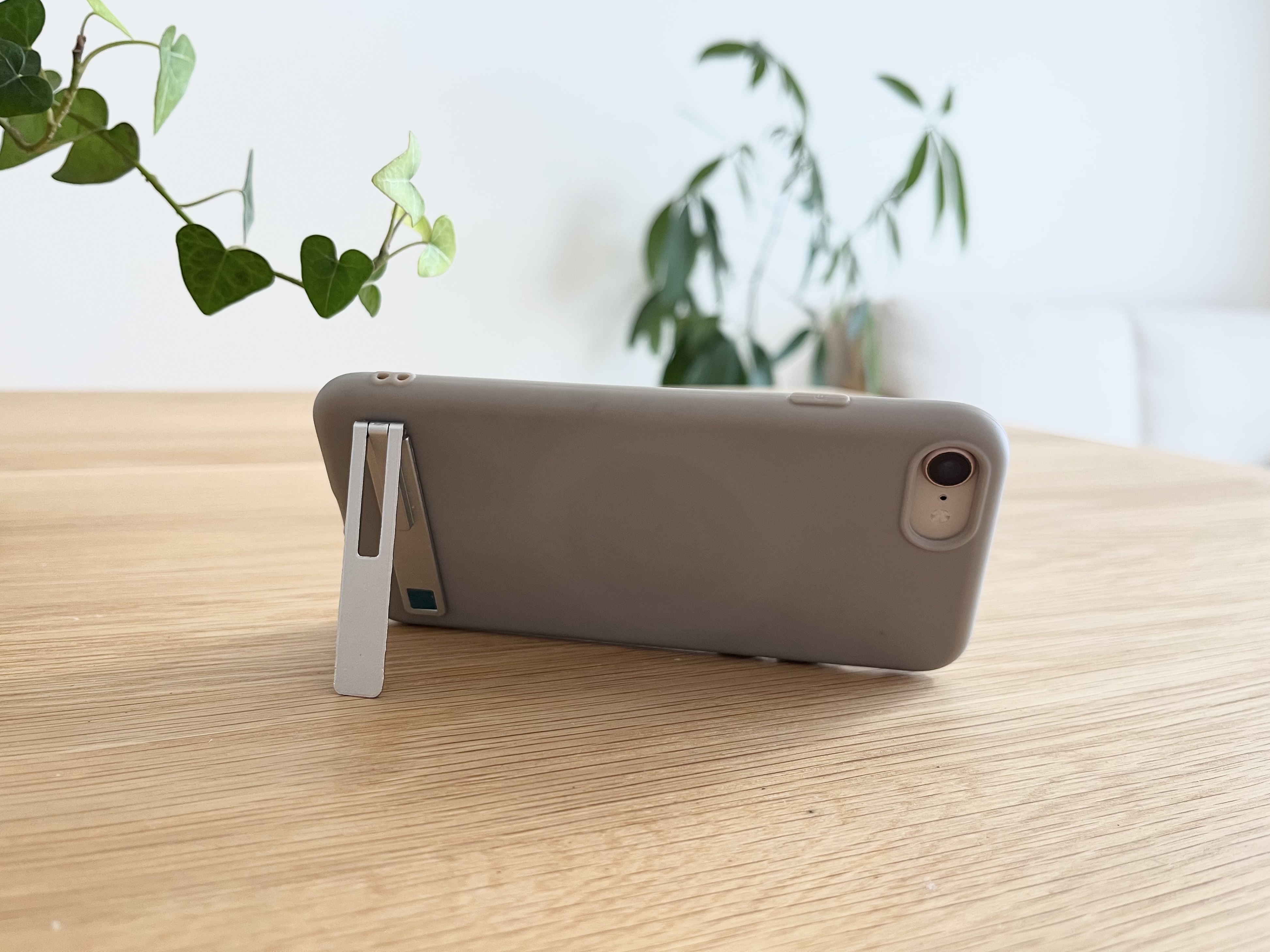 ダイソーの「スマホスタンド(スリム)」の使用画像