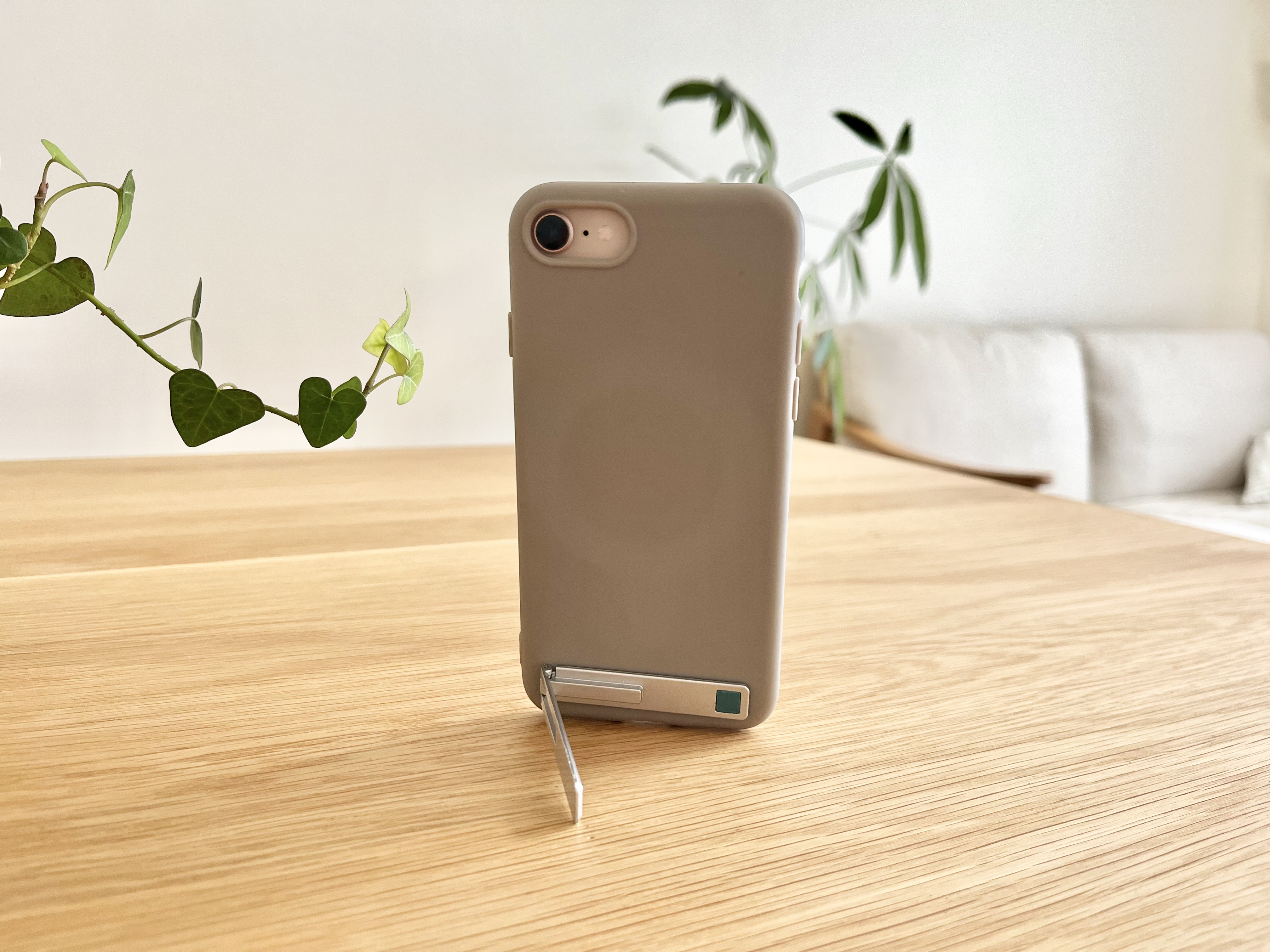 ダイソーの「スマホスタンド(スリム)」の使用画像