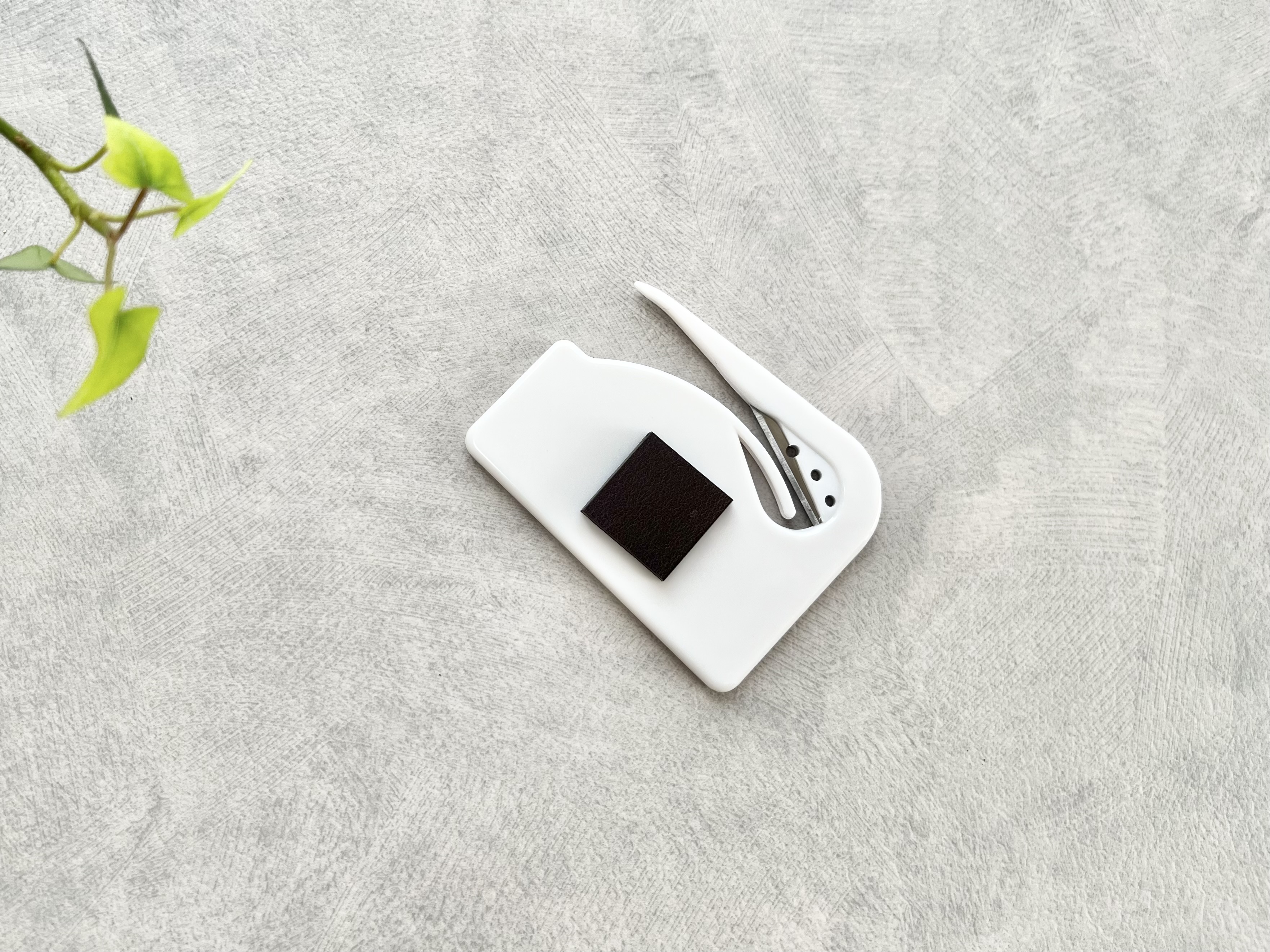 ダイソーの「開封用カッター」のマグネットを付けた画像