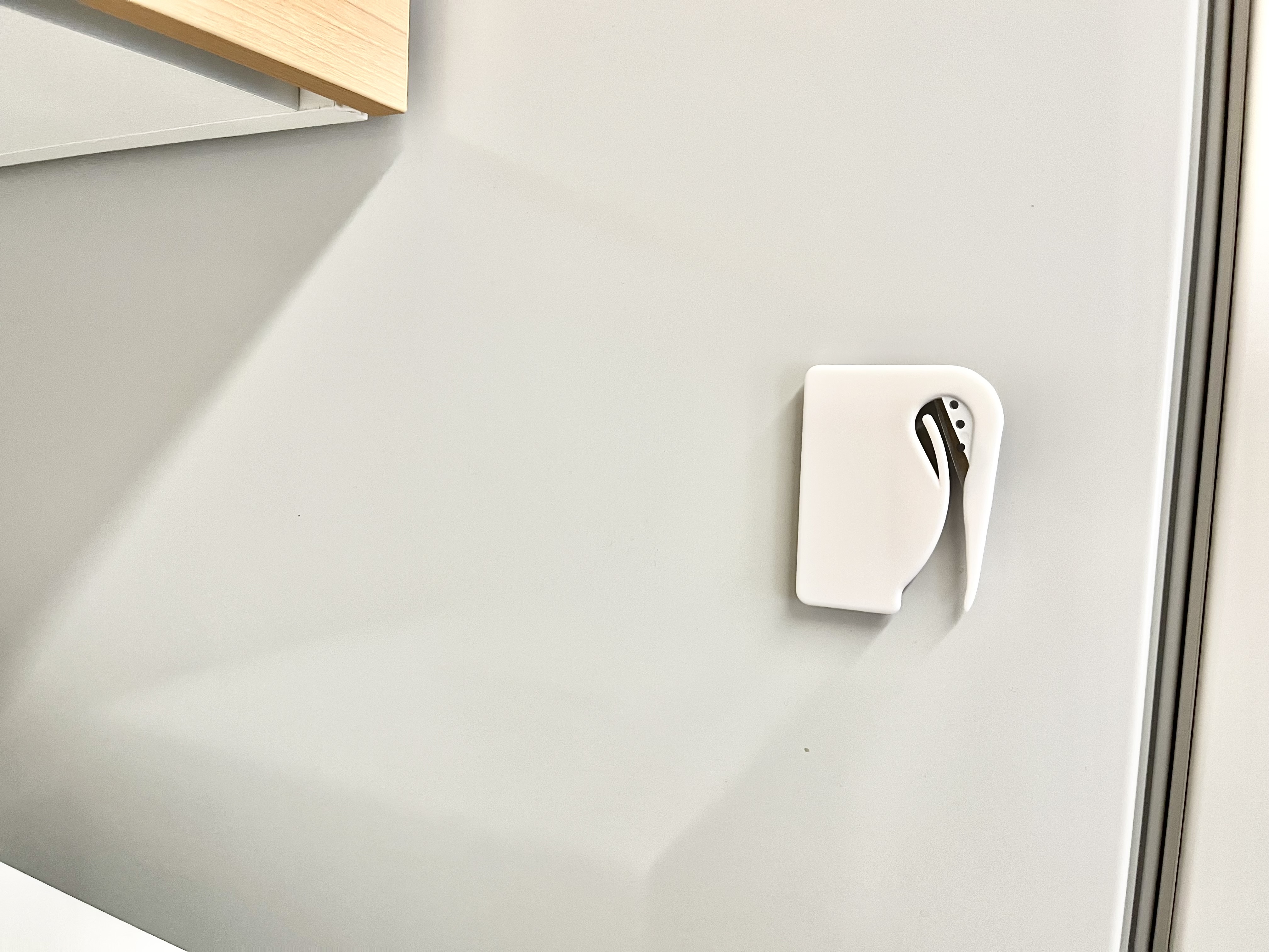 ダイソーの「開封用カッター」をマグネットの付く場所に取り付けた画像