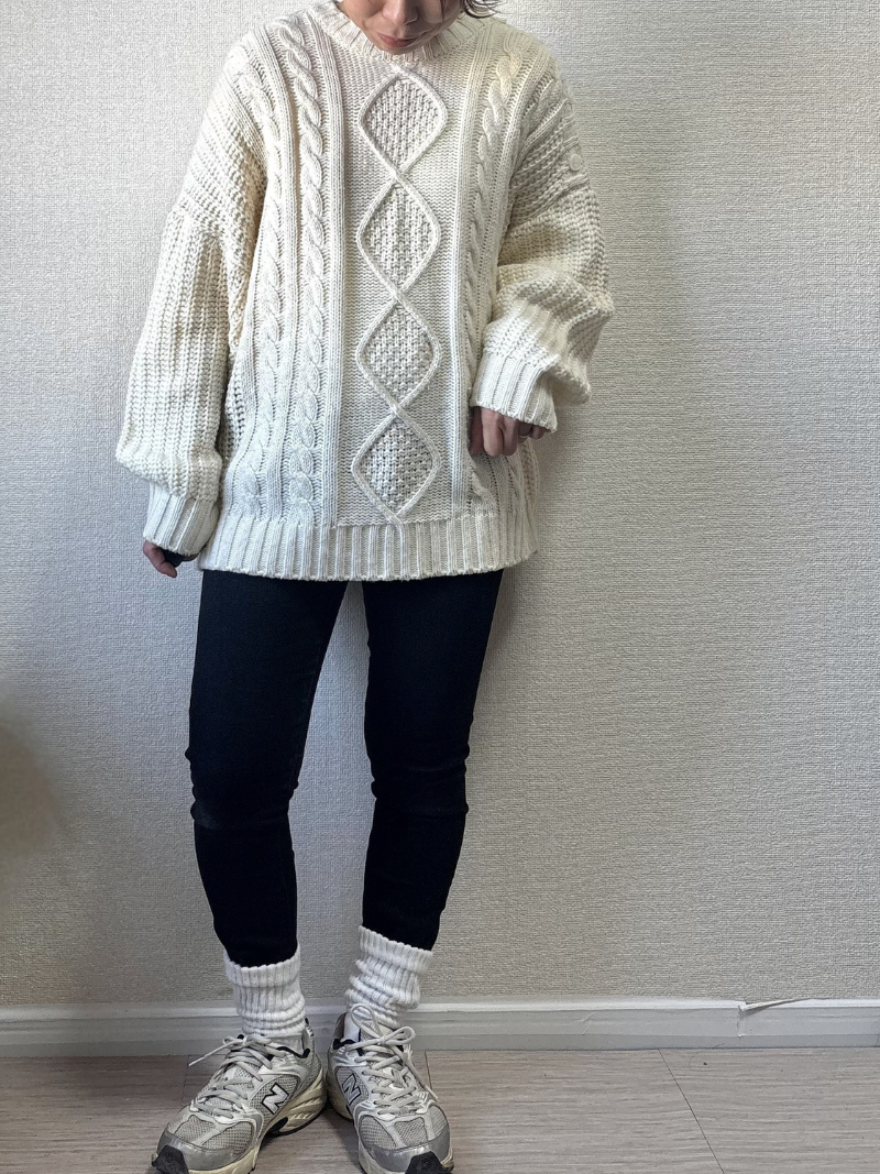 ルーズソックスをスキニーパンツに合わせているコーディネート