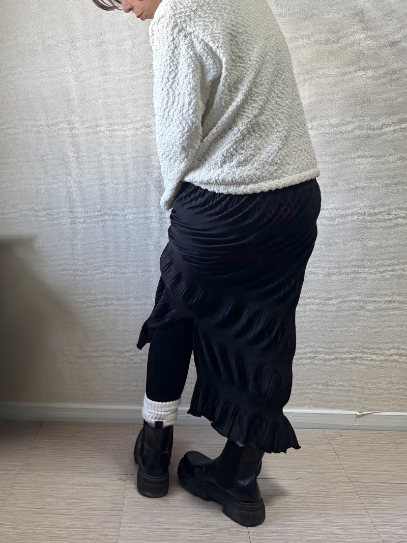 タイトスカートにルーズソックスを合わせたコーディネート