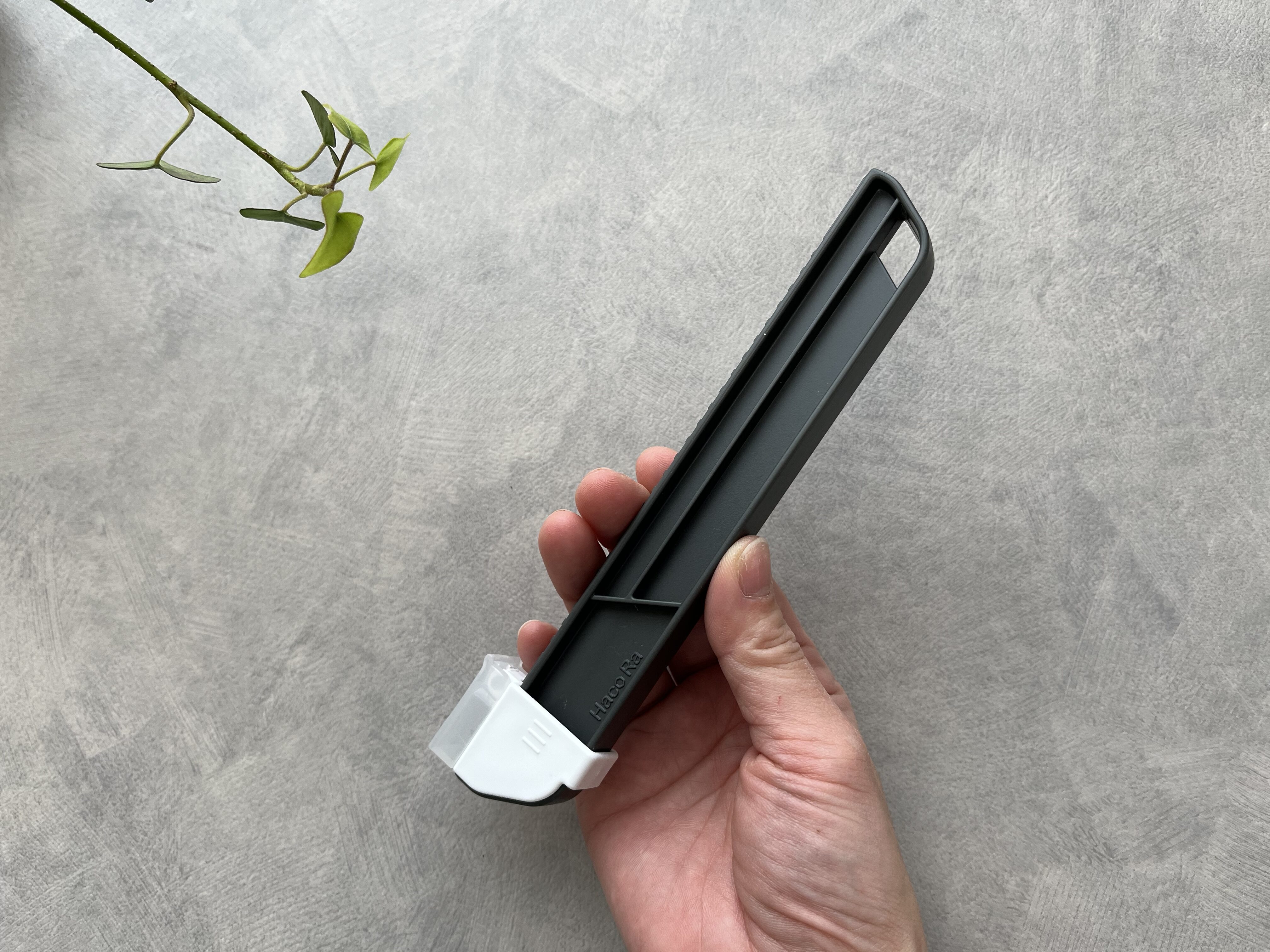 セリアの「段ボールサイズ調整カッター」を手に持った画像