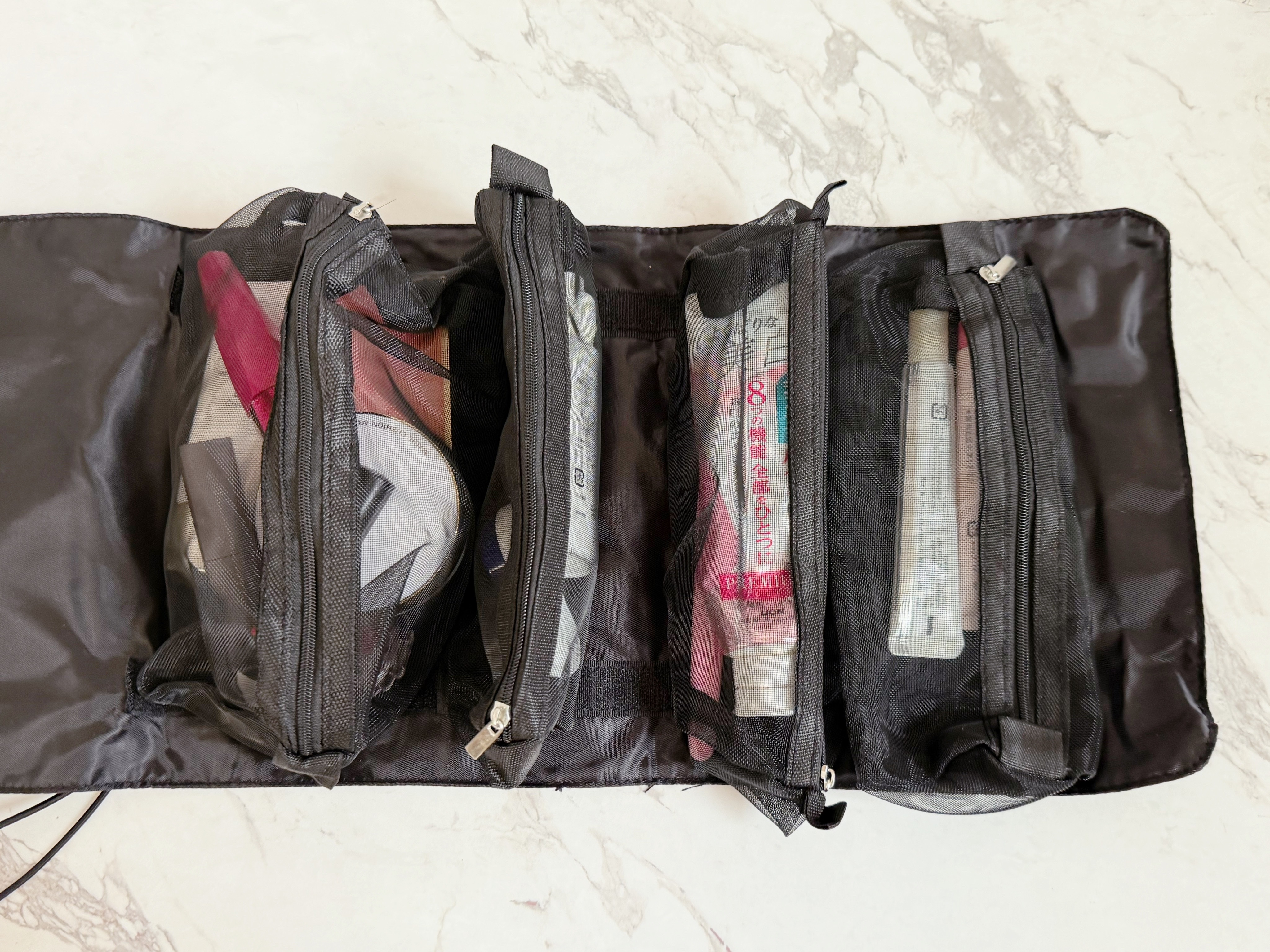 4つのポケットで小物もすっきり仕分け