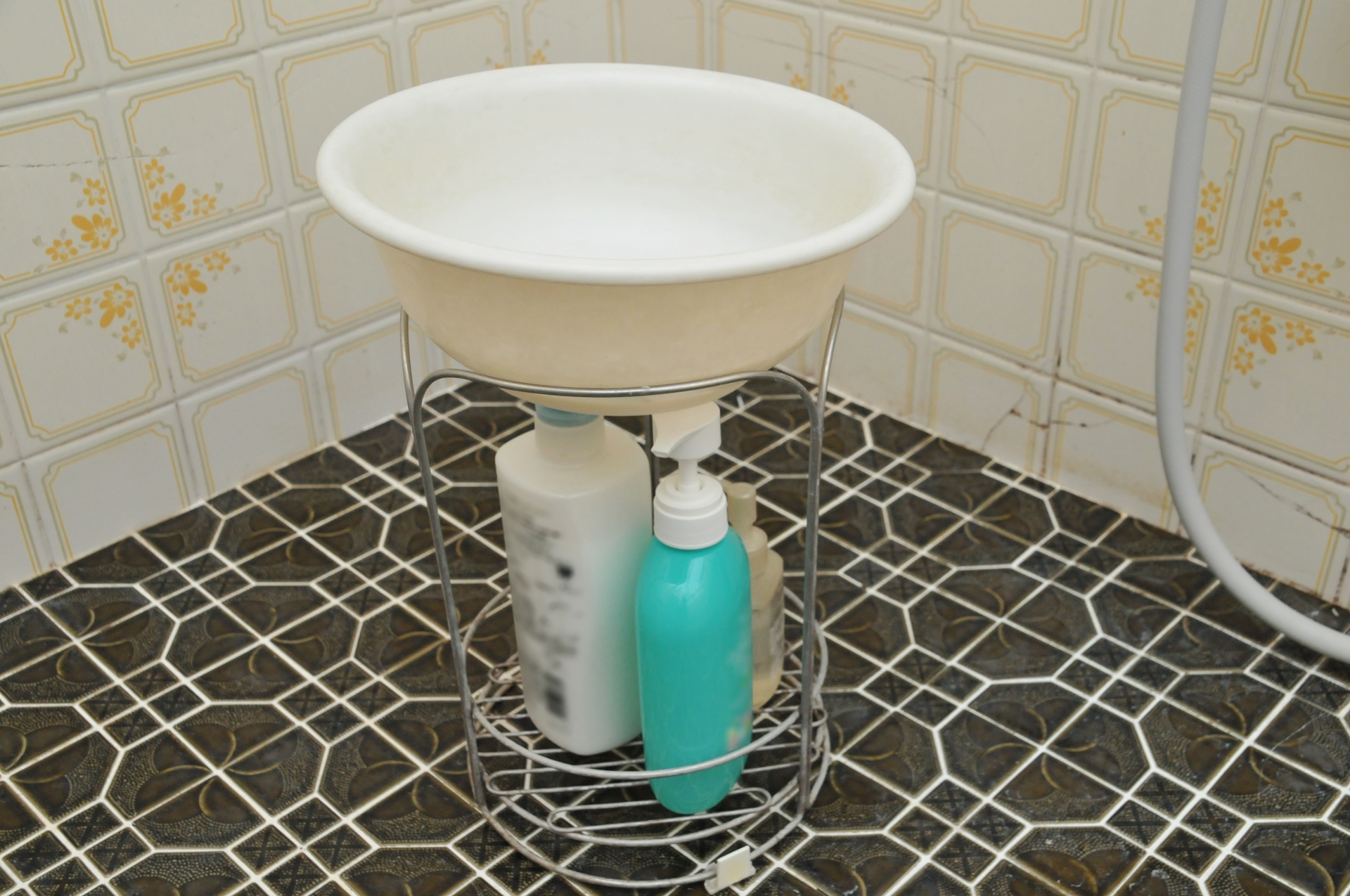 1．床置きのボトルラック