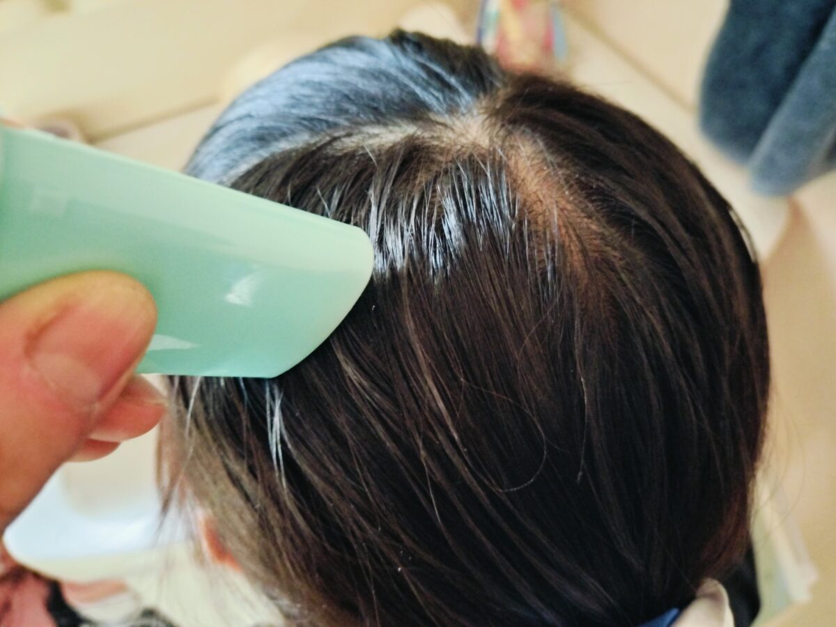 髪の毛に塗る様子