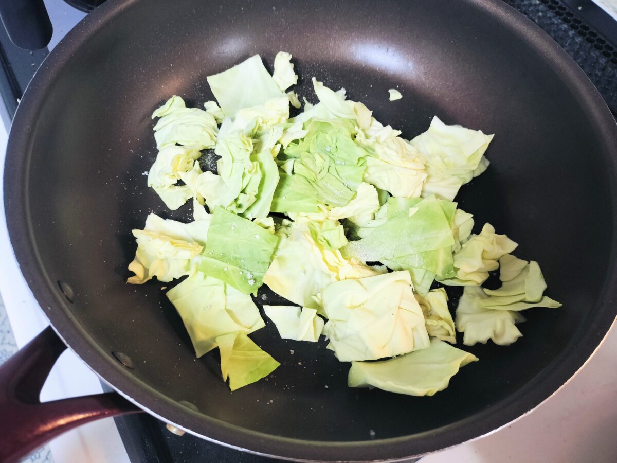 フライパンでキャベツを炒める