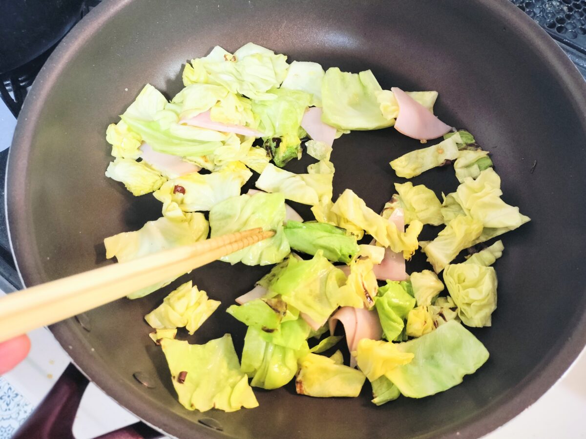 ハムとキャベツを炒める