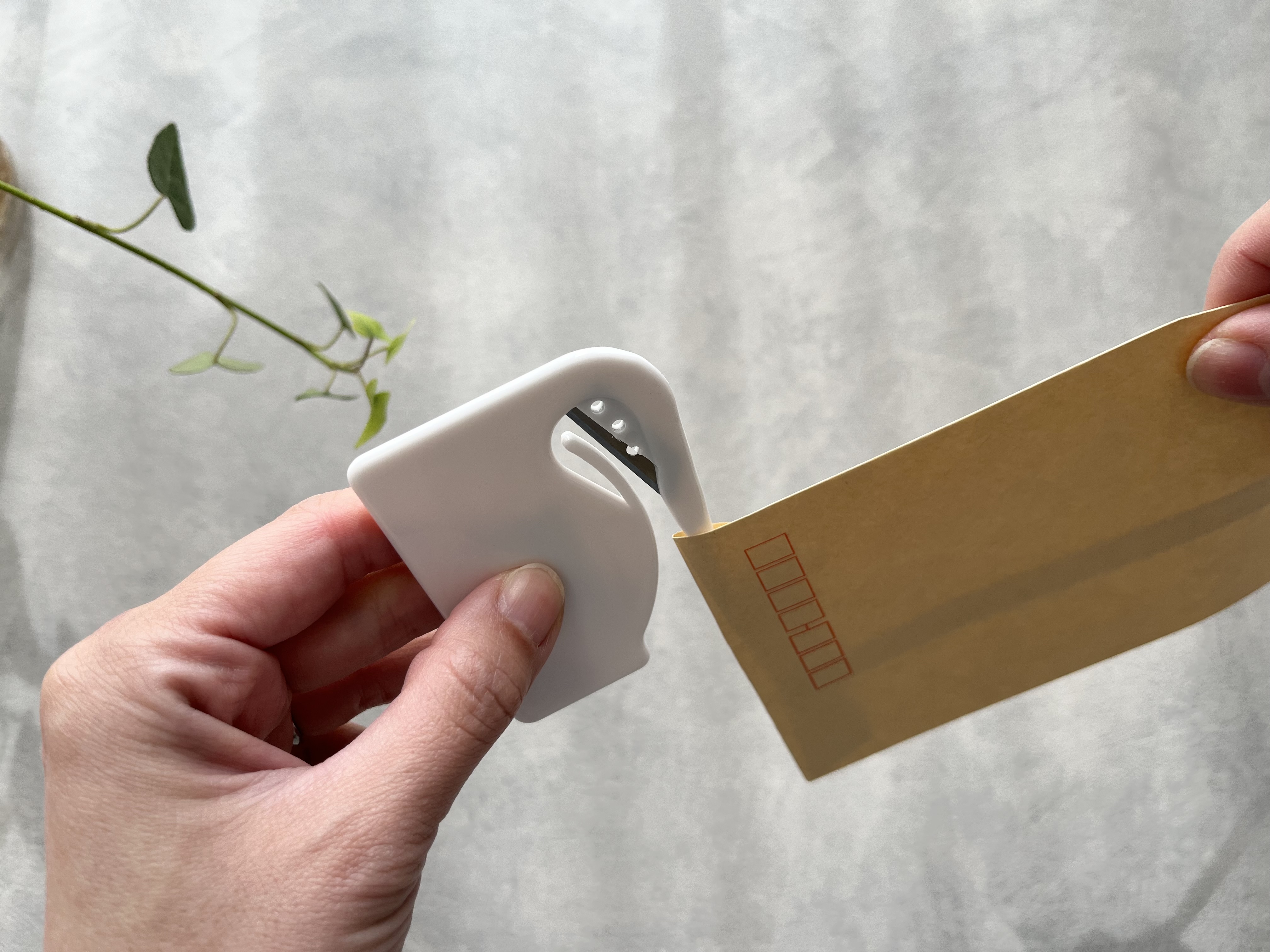 ダイソーの「開封用カッター」で封筒を開封している画像