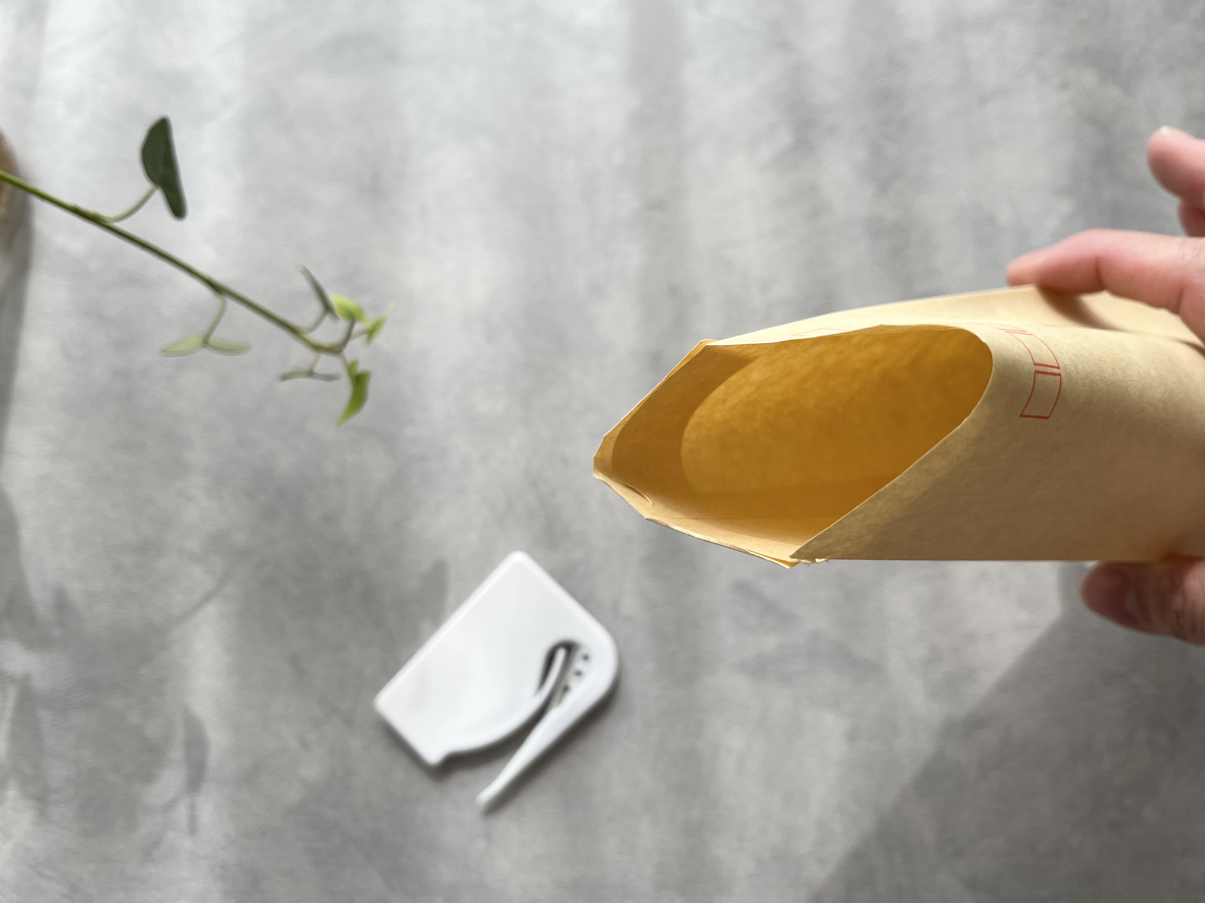 ダイソーの「開封用カッター」で封筒を開封した画像