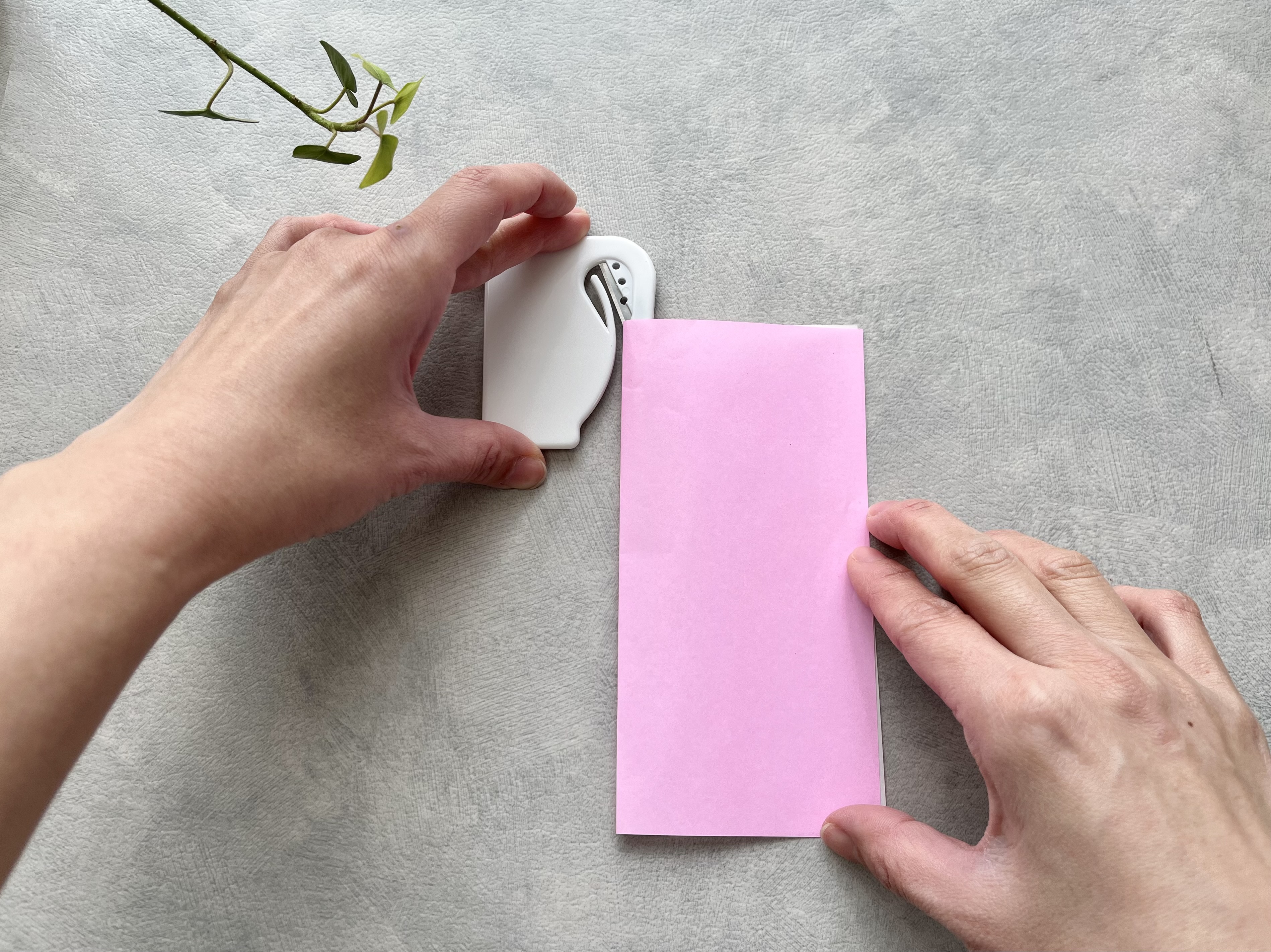 ダイソーの「開封用カッター」で折り紙を切る画像