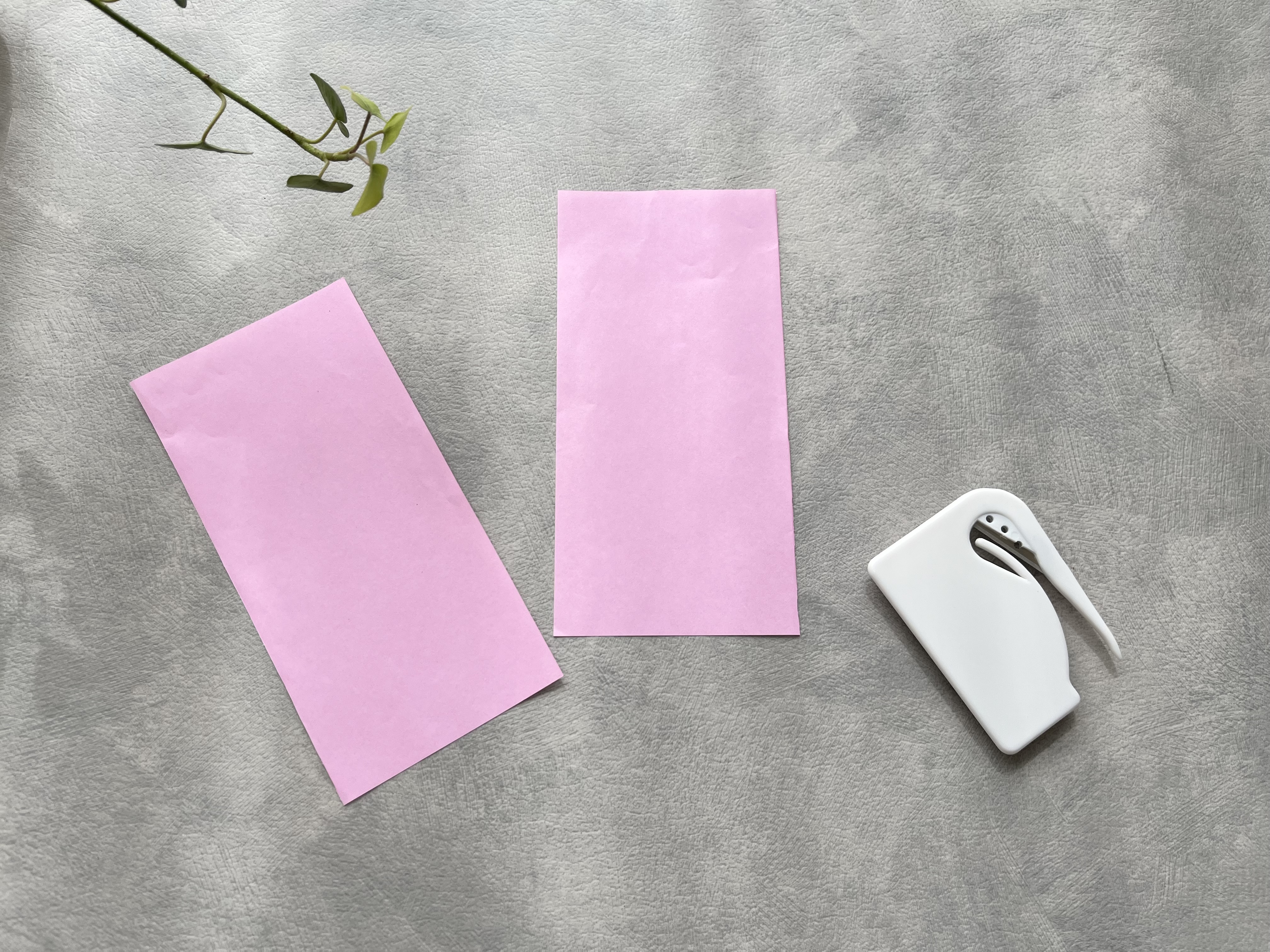 ダイソーの「開封用カッター」で折り紙を切った画像