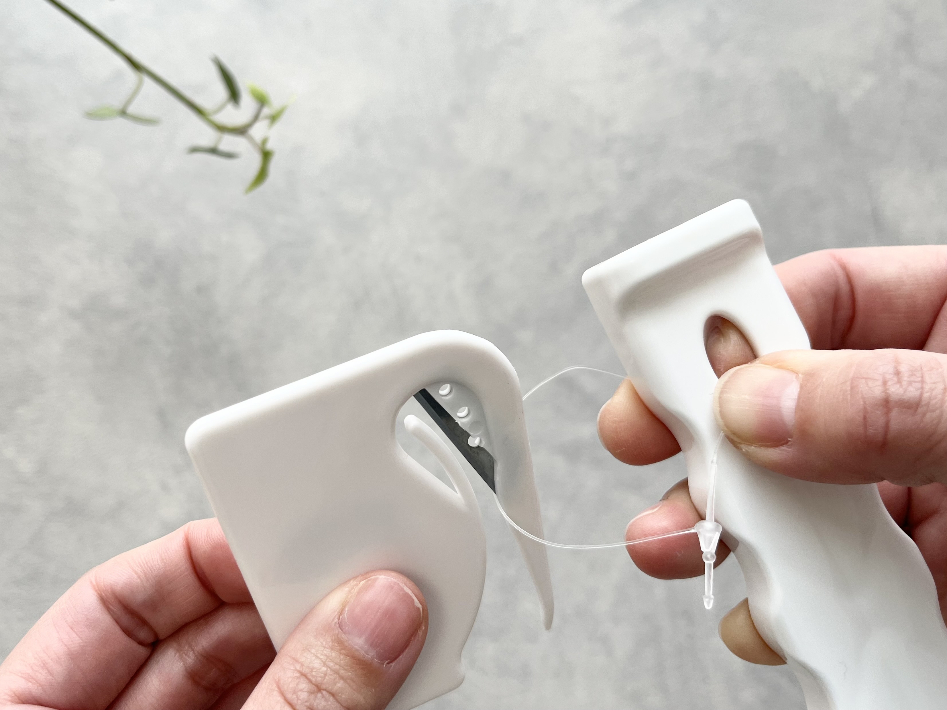 ダイソーの「開封用カッター」でタグを切る画像