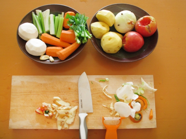 包丁で皮を剥いた野菜が並んでいる