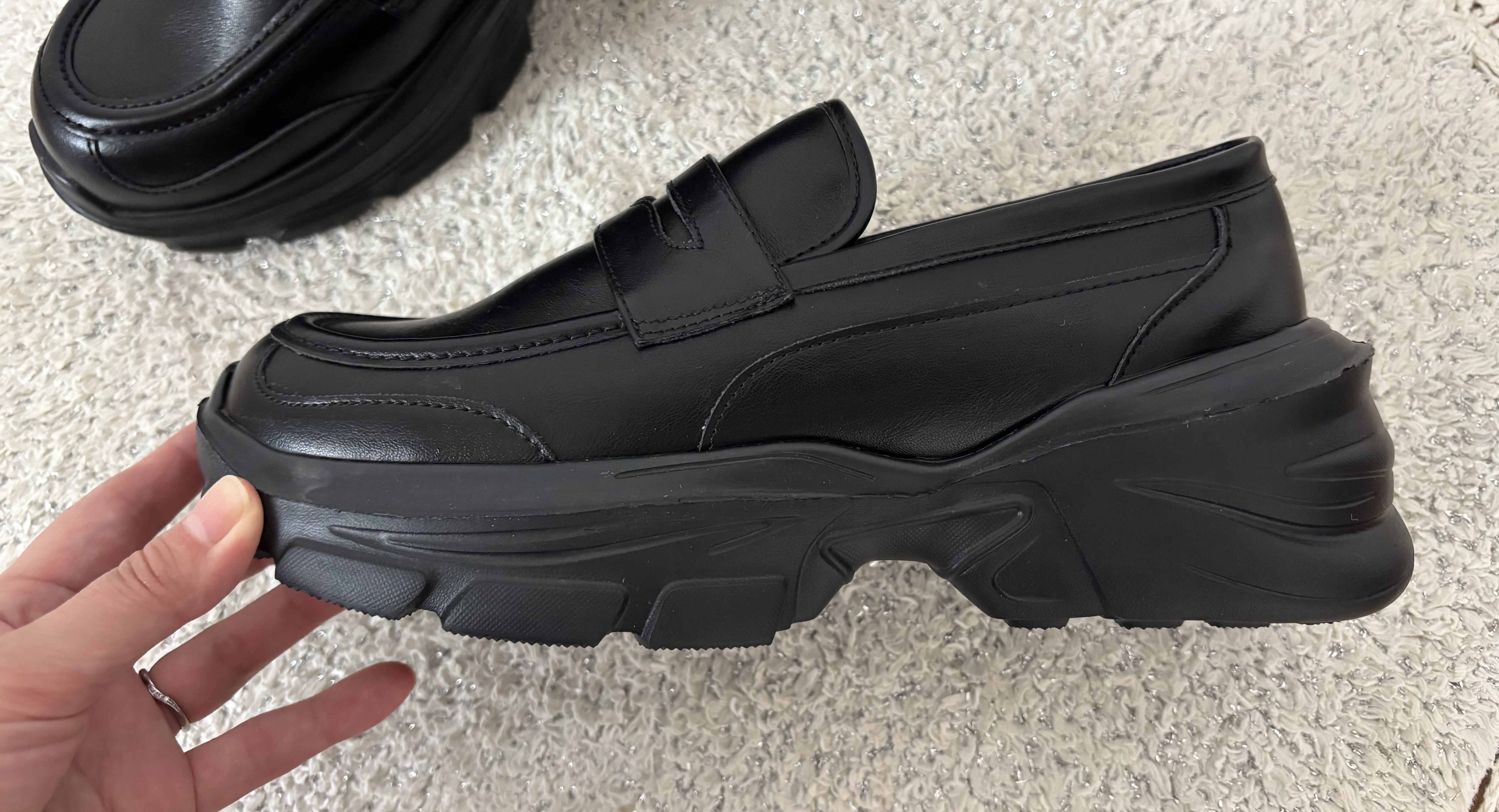 ソールにはボリュームがあり横から見ると高さがある