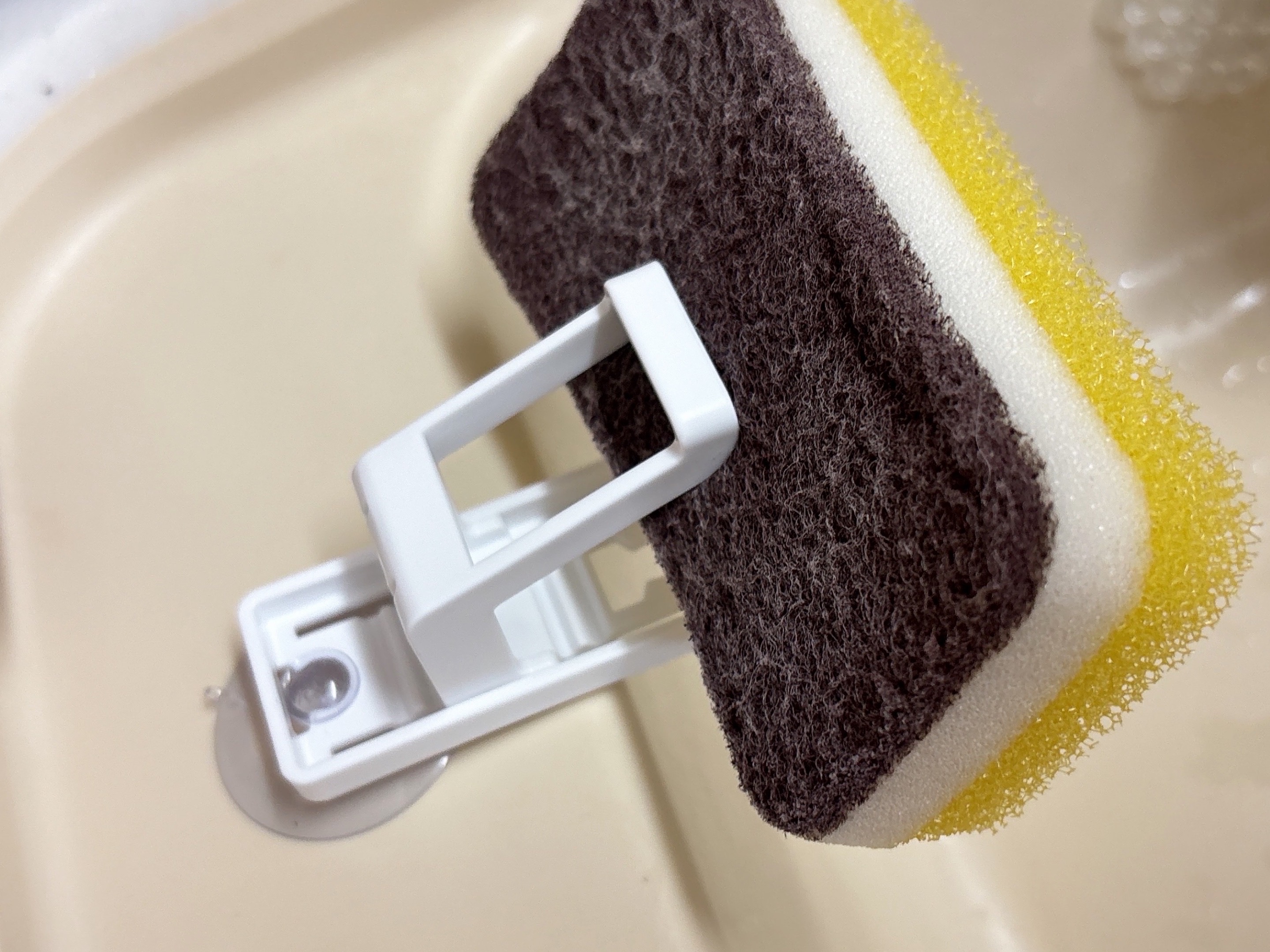 セリアのタテ・ヨコスポンジホルダーをシンク外横向きに設置