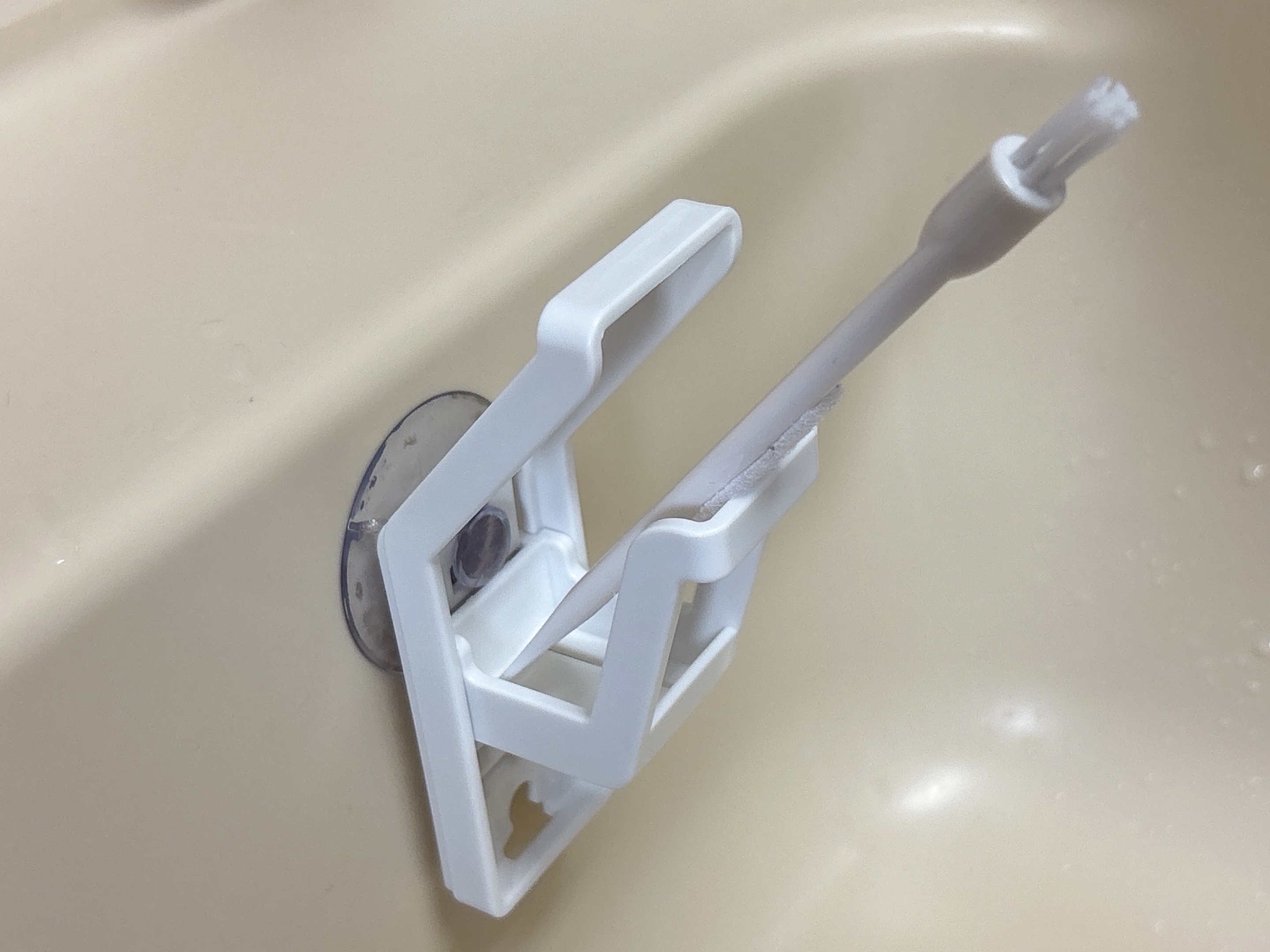 セリアタテ・ヨコスポンジに小さいブラシを立てている