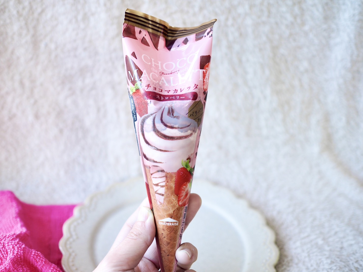 シャトレーゼ「チョコマカレッタ ザ ストロベリーソフト」商品写真