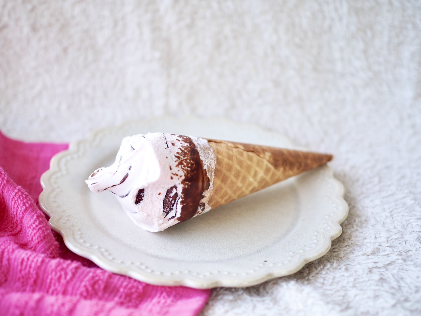 シャトレーゼ「チョコマカレッタ ザ ストロベリーソフト」商品写真