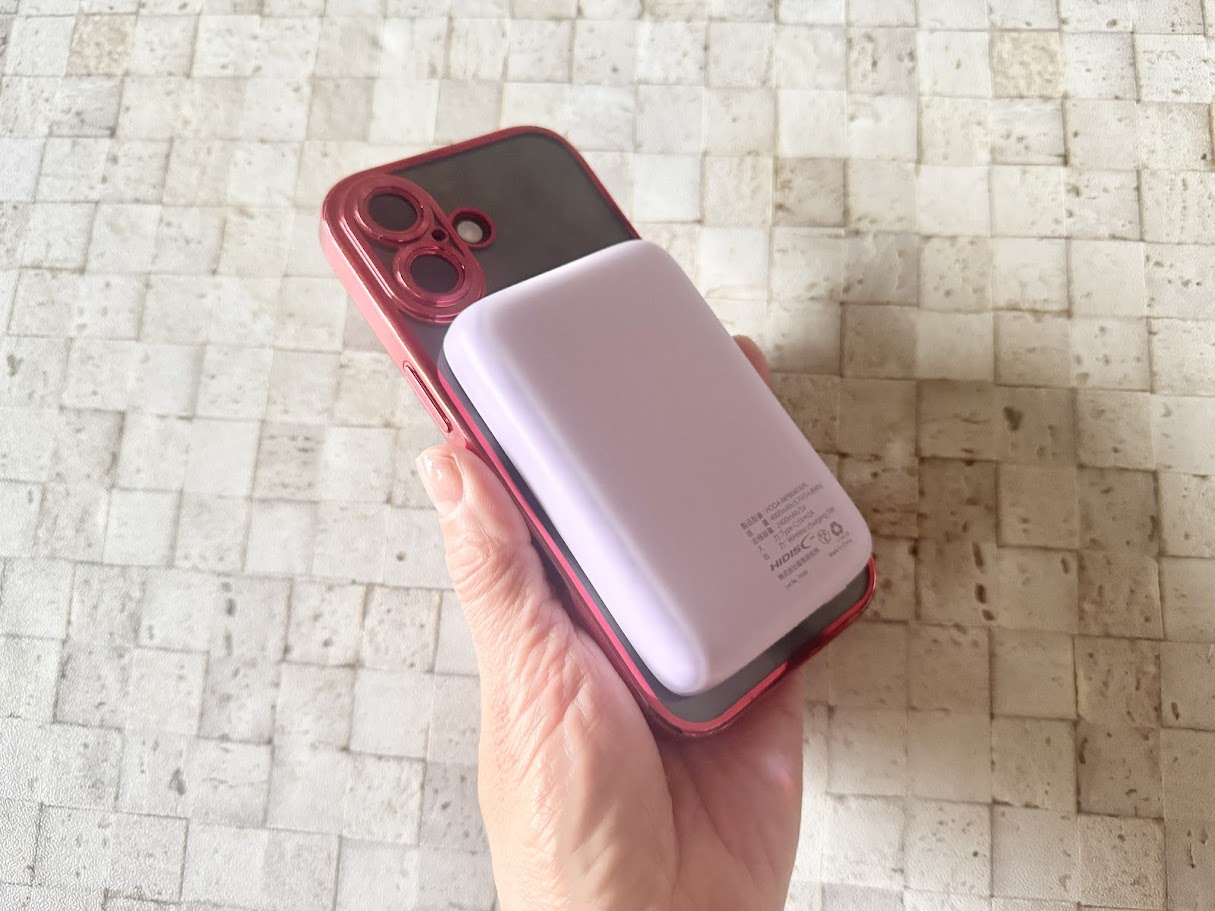 ダイソーのマグネット式モバイルバッテリー